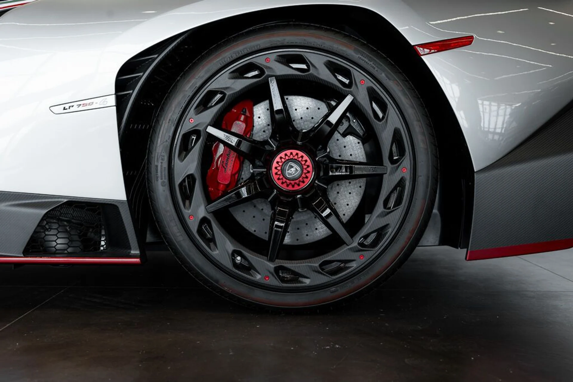 mph054_2395422495_lamborghini_veneno_2014_jpg_v_1779988126_64988b5bc3