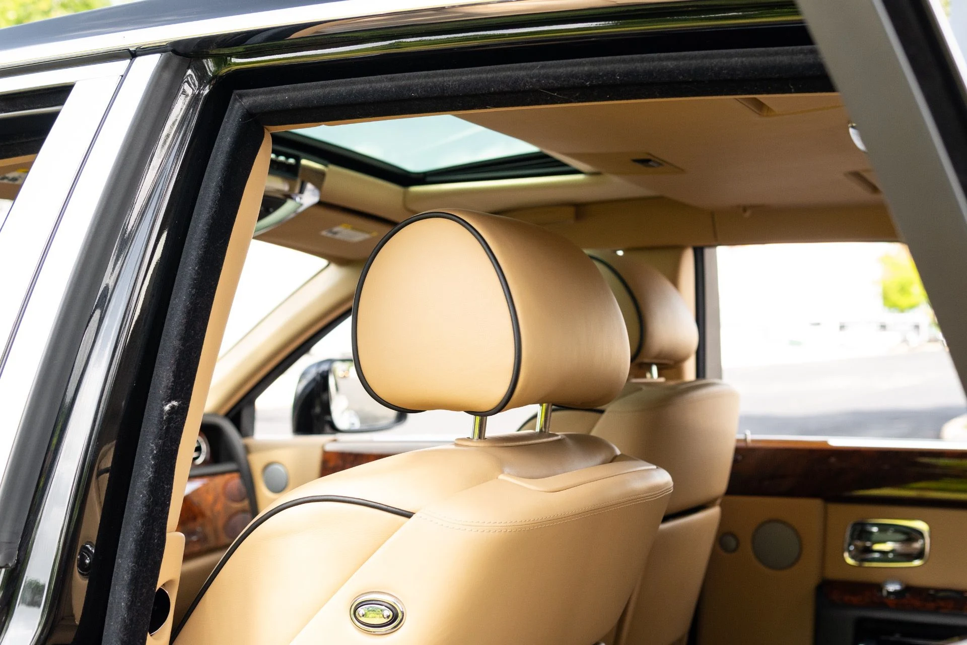 mph054_24066100_Used_2015_Rolls_Royce_Phantom_1779983365_130a9aea2c