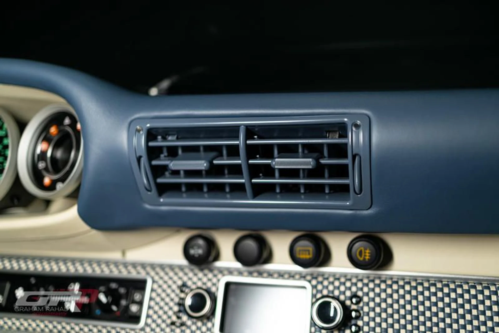 mph054_2467304301_AE_798_A29_6_F9_C_424_B_A3_F9_620_E76_B1_FFBE_f3e350783e