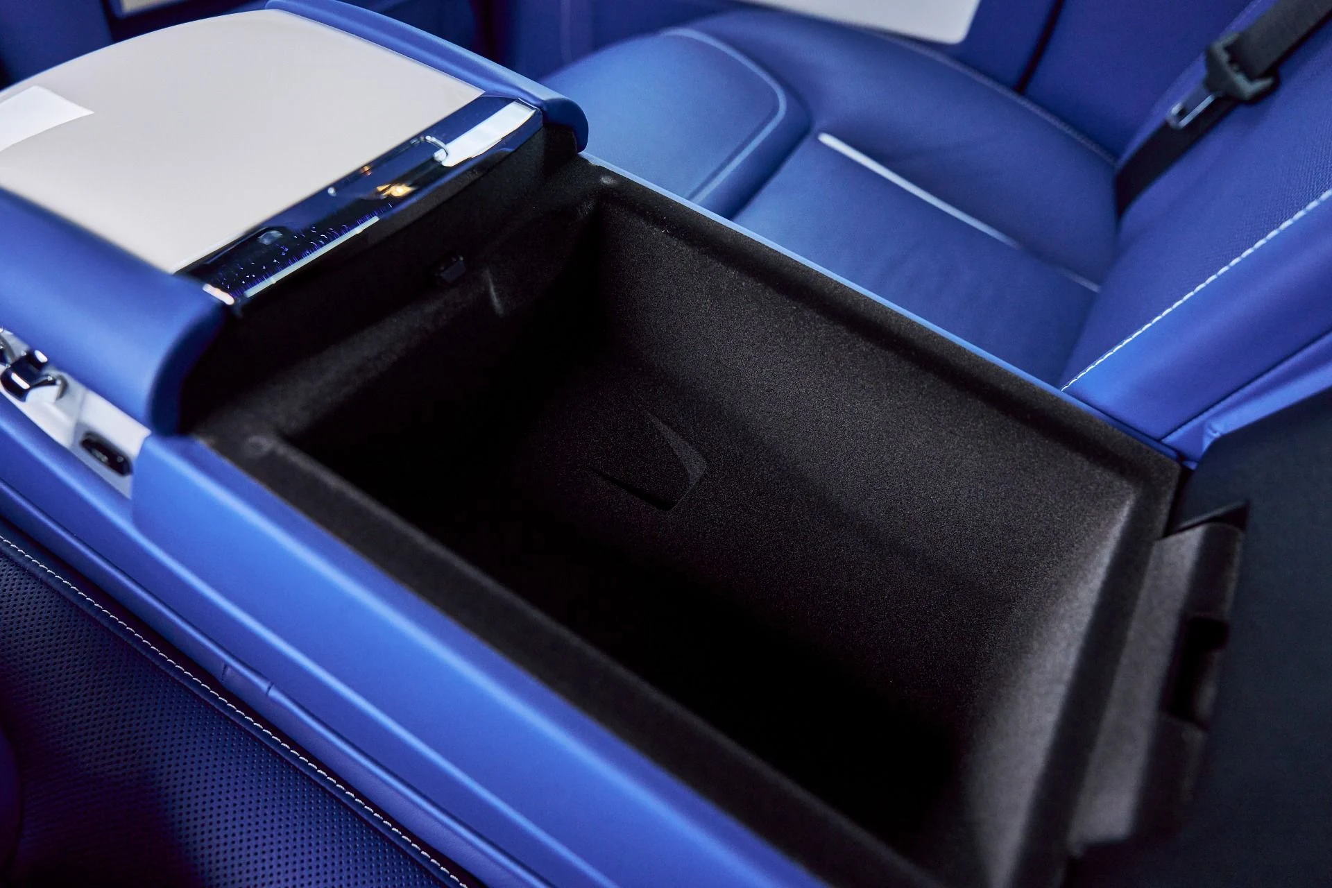 mph054_2507604562_Used_2019_Rolls_Royce_Ghost_Base_1767224342_8170d4a636