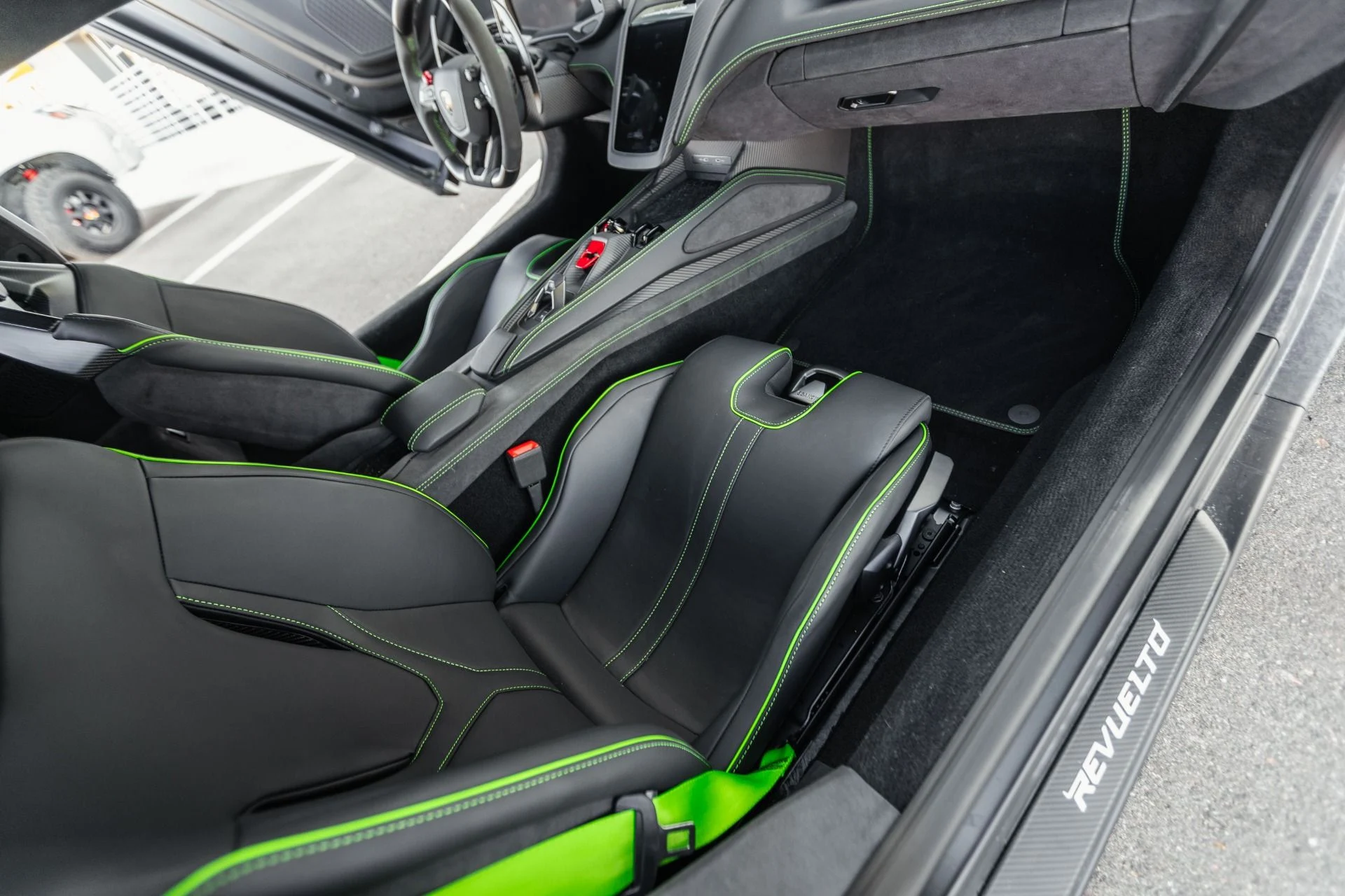 mph054_2652503259_Used_2025_Lamborghini_Revuelto_1791313104_8f86304656