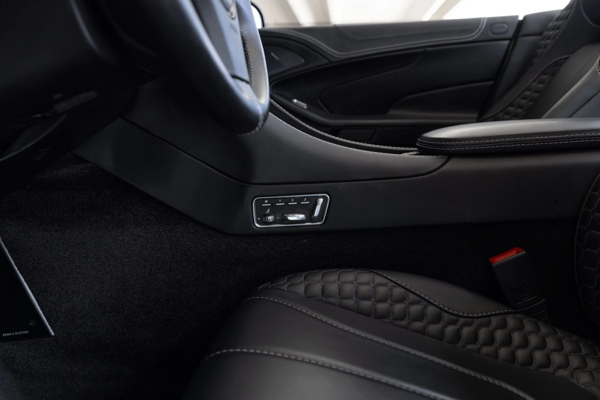 mph054_2686392395_Used_2015_Aston_Martin_Vanquish_Volante_1776978035_8d1842d7c2