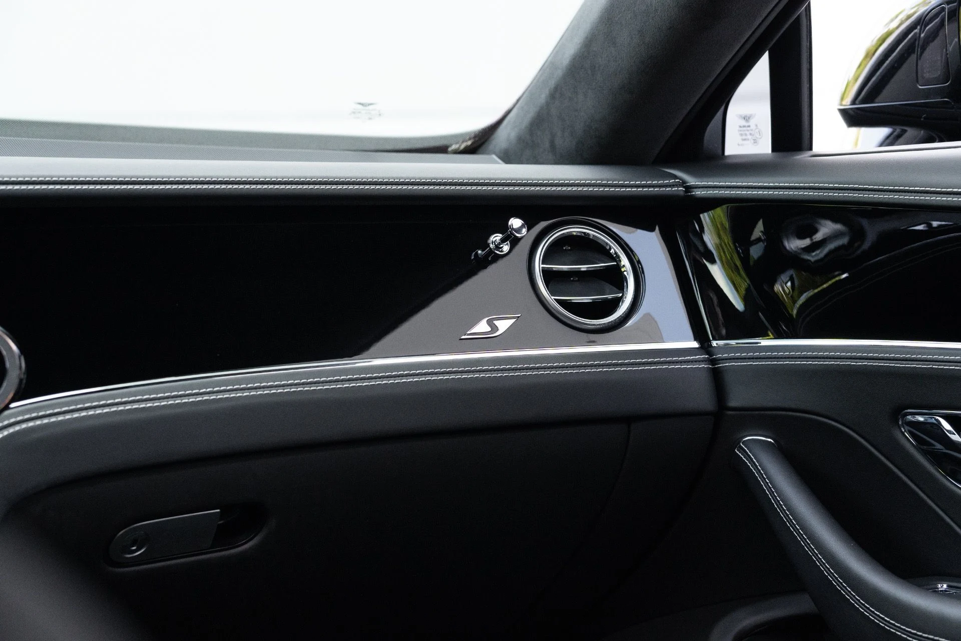 mph054_2699507593_Used_2023_Bentley_Flying_Spur_S_V8_1778782784_06cc906970