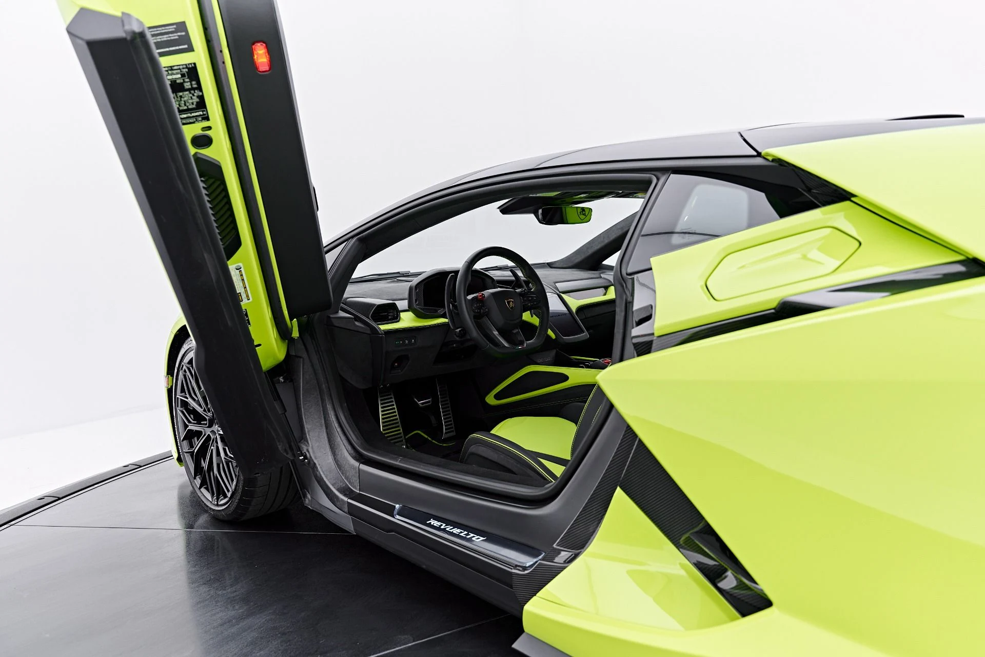 mph054_2893294088_Used_2026_Lamborghini_Revuelto_Base_1788485700_301f4c3838