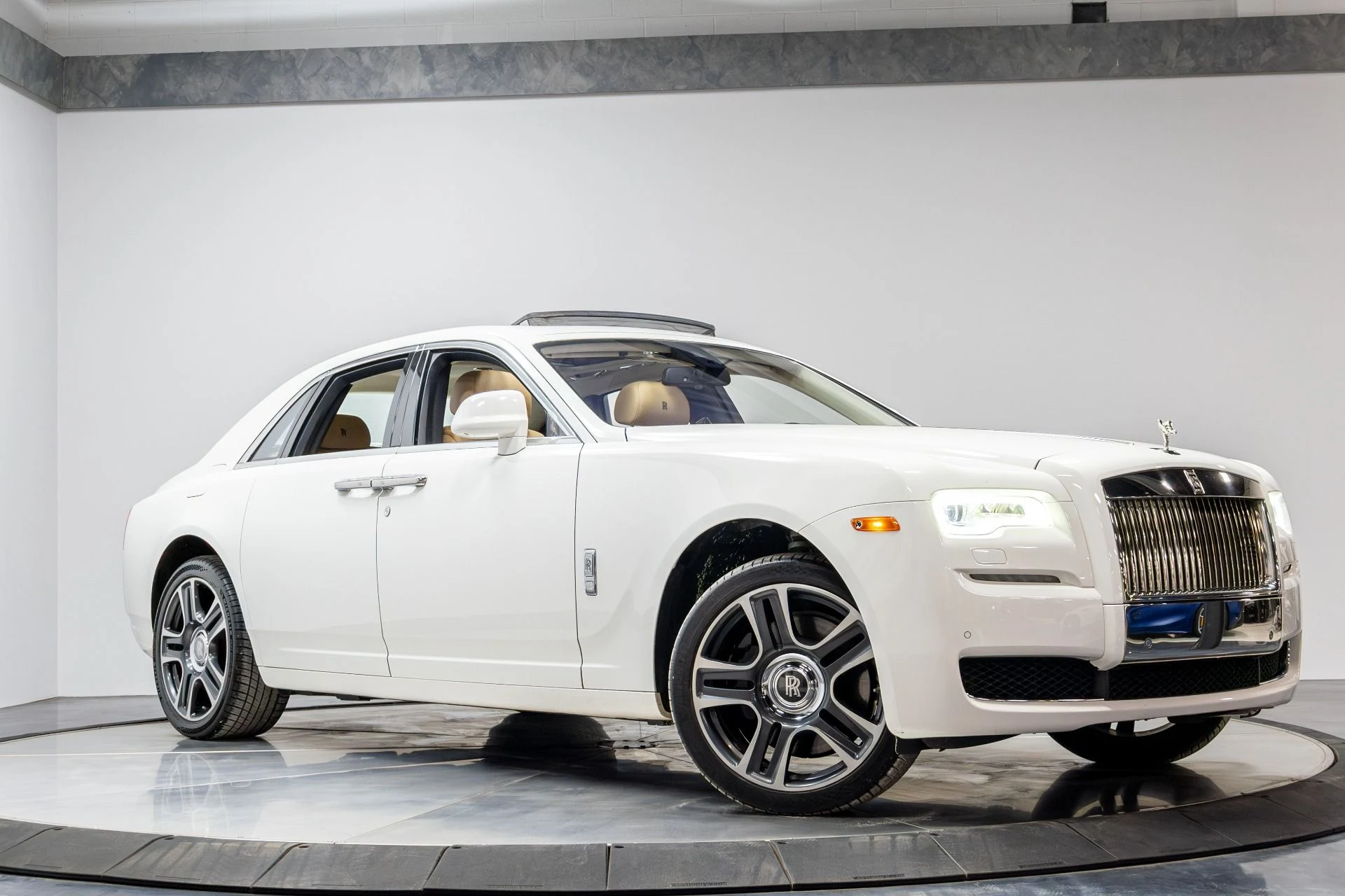 mph054_3080718833_Used_2017_Rolls_Royce_Ghost_1774888920_670323b514
