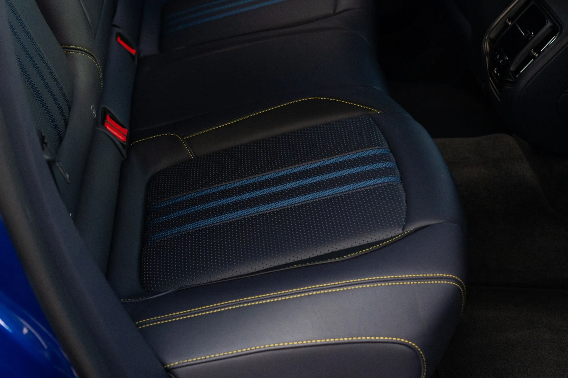 mph054_3149022439_Used_2025_Aston_Martin_DBX_707_1764700714_db8c85639b