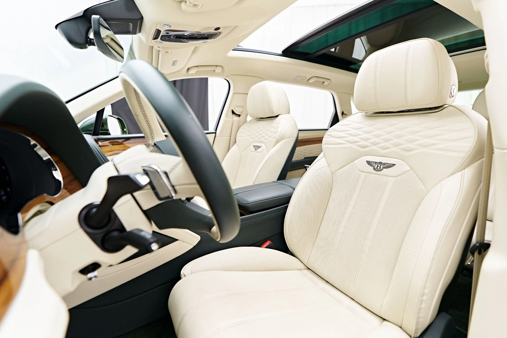 mph054_3168804294_Used_2023_Bentley_Bentayga_EWB_1754782474_ca5587dce7