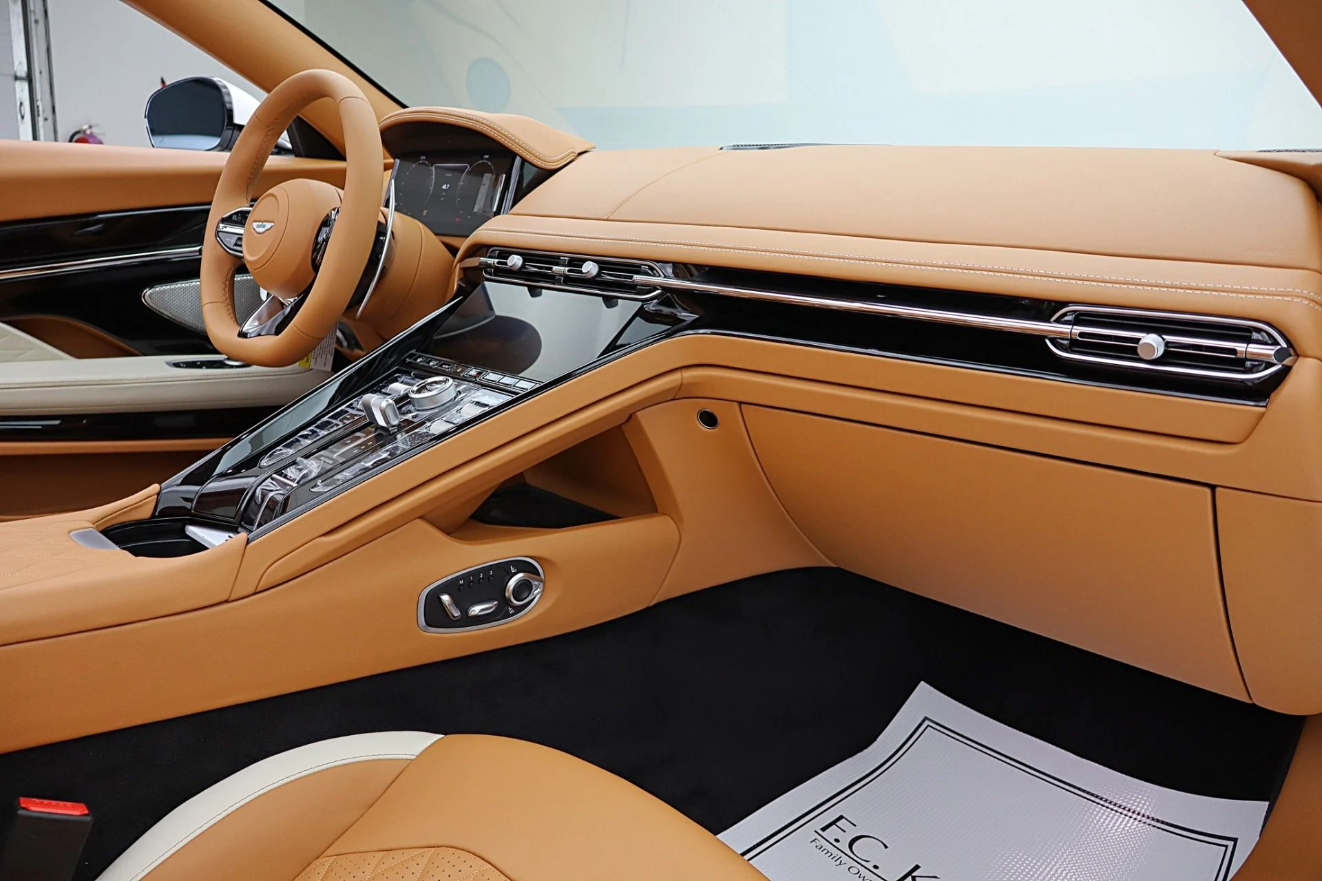 mph054_3212525123_New_2026_Aston_Martin_DB_12_Volante_3f1e61b44d