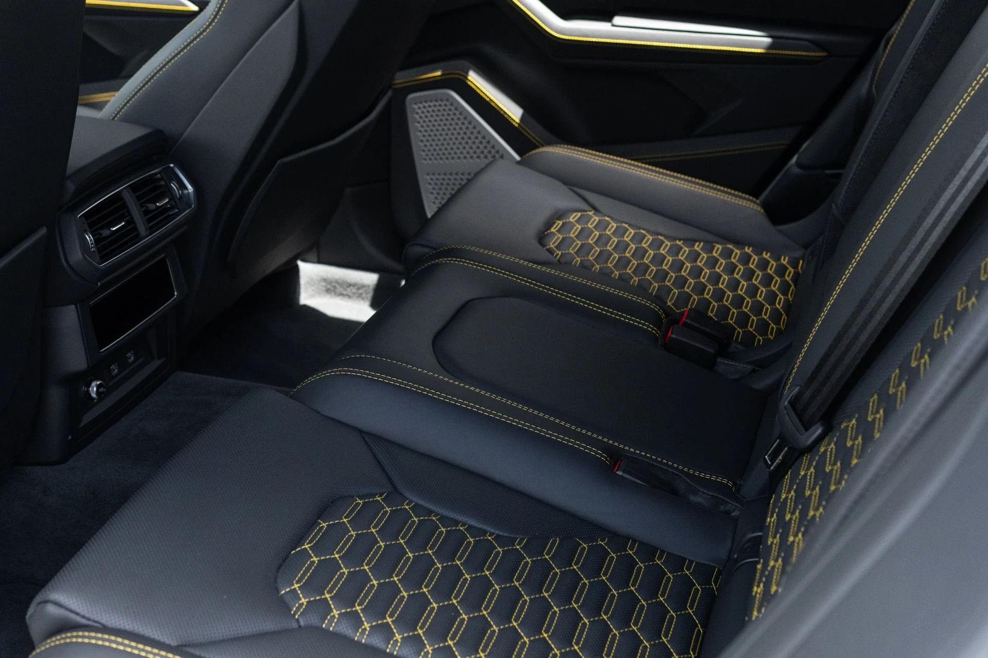 mph054_3217850409_Used_2022_Lamborghini_Urus_1776127481_49fd5ecfa4