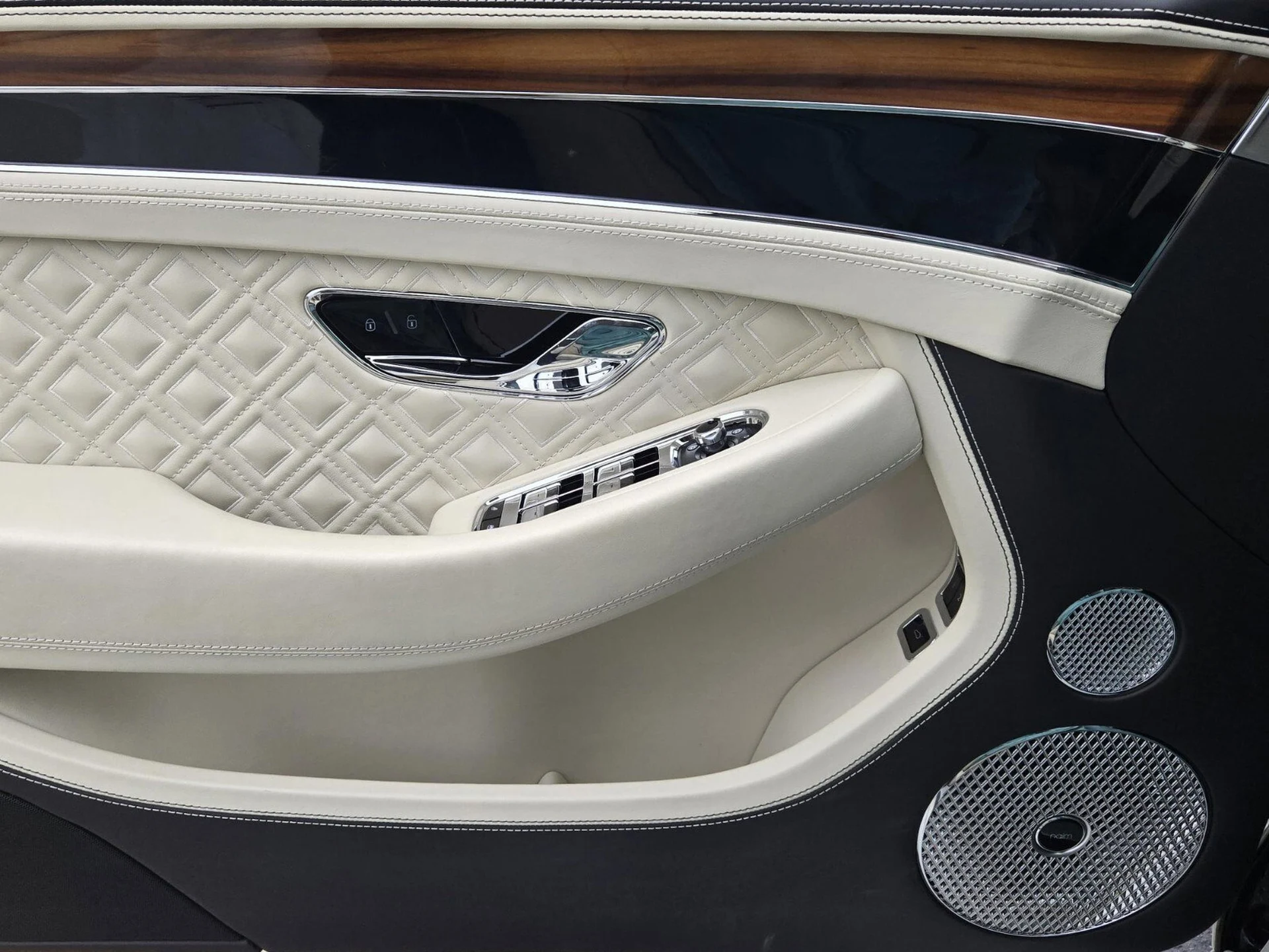 mph054_3221727046_27229914786f342513db2a5c57d16c19x_1a9be2be10