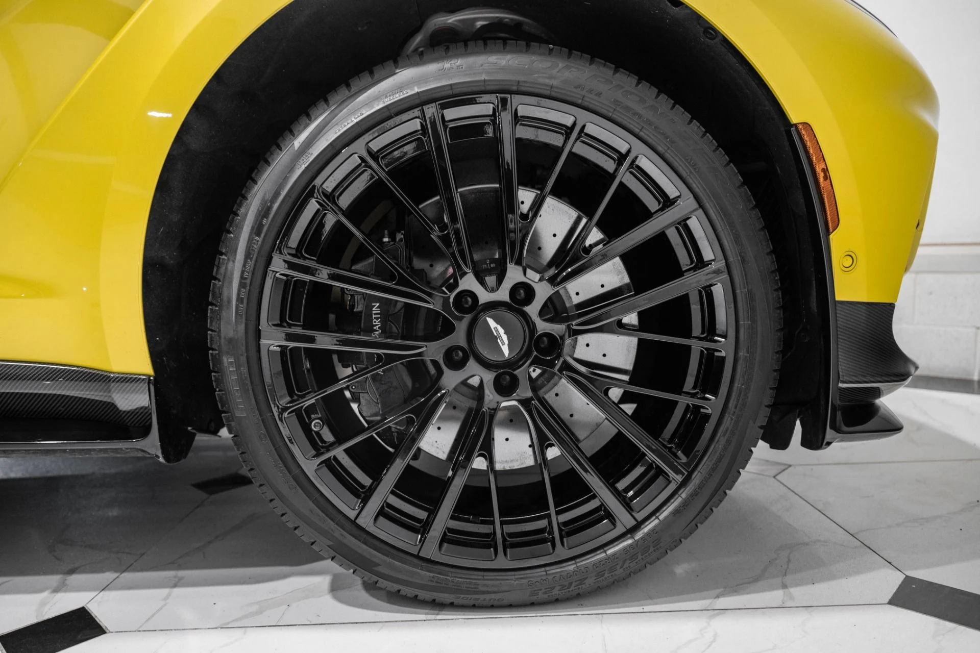 mph054_3253301813_Used_2025_Aston_Martin_DBX_707_1768581012_f2fa85f33d