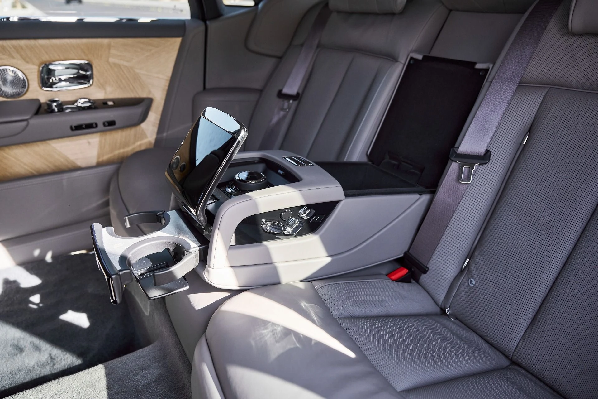 mph054_3310114374_Used_2025_Rolls_Royce_Phantom_Base_1769480972_3853563577