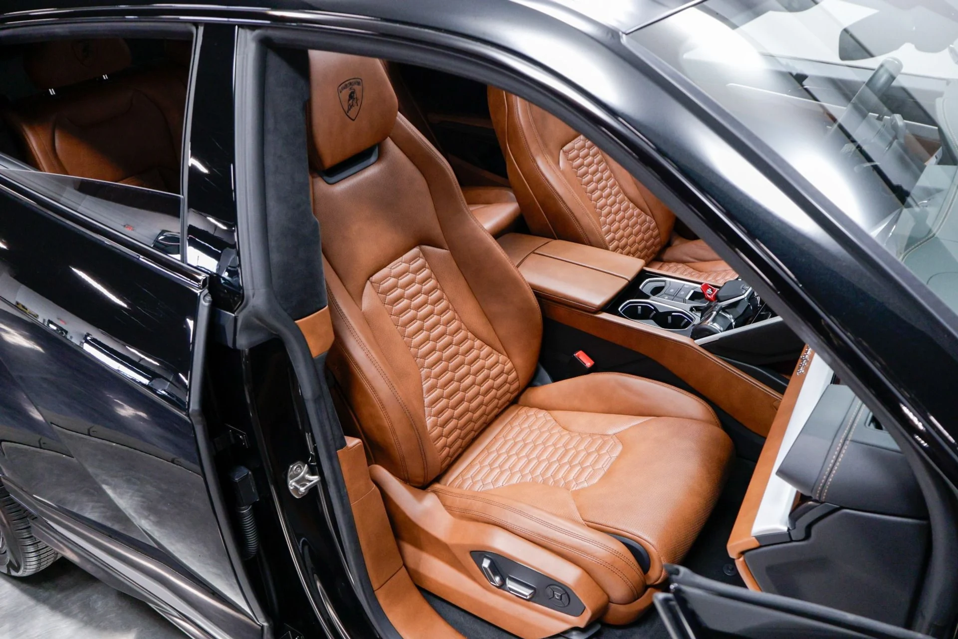 mph054_362422051_Used_2019_Lamborghini_Urus_1760386221_5b1687be93