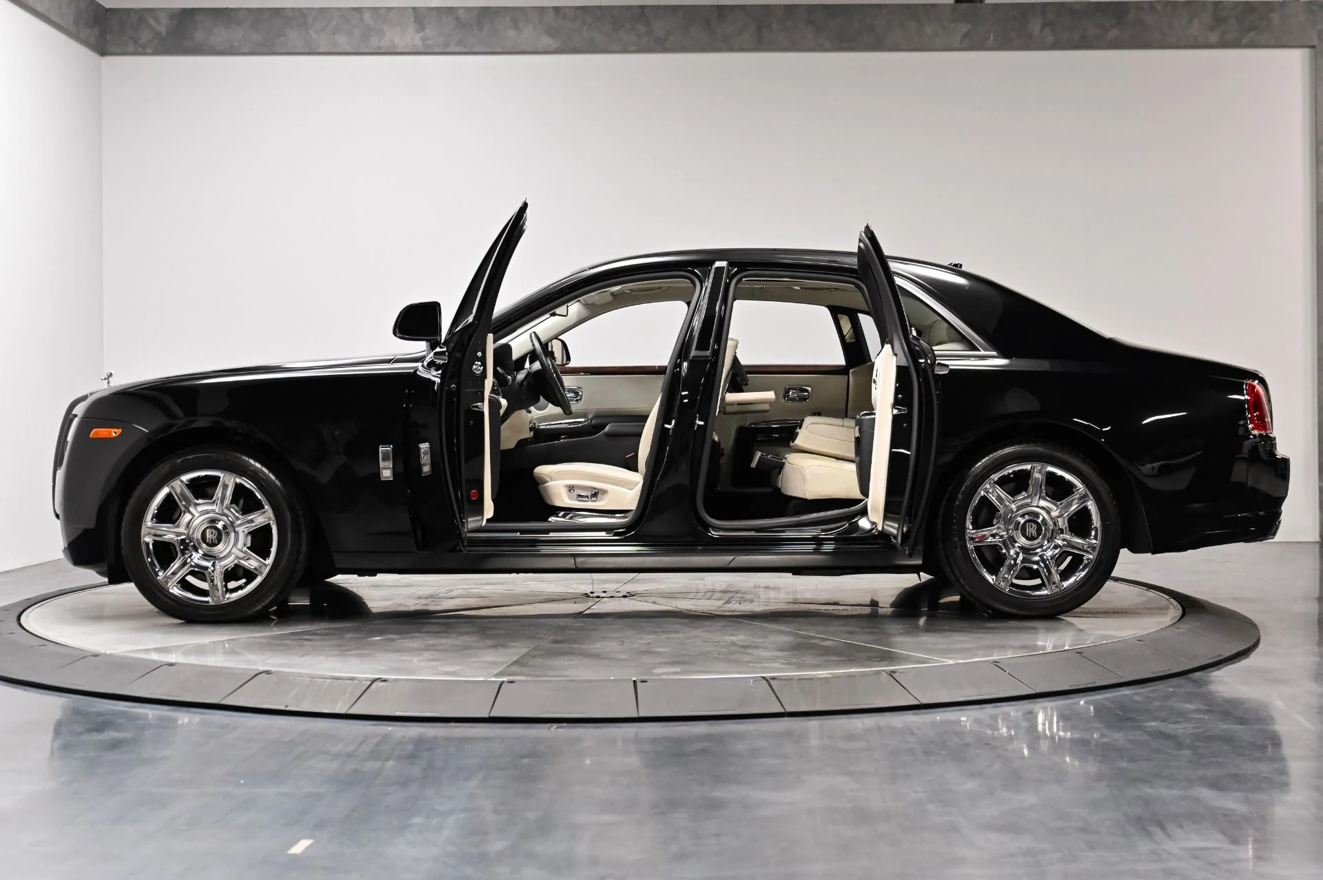 mph054_3647882765_Used_2012_Rolls_Royce_Ghost_Base_1789141578_c54da10b2a