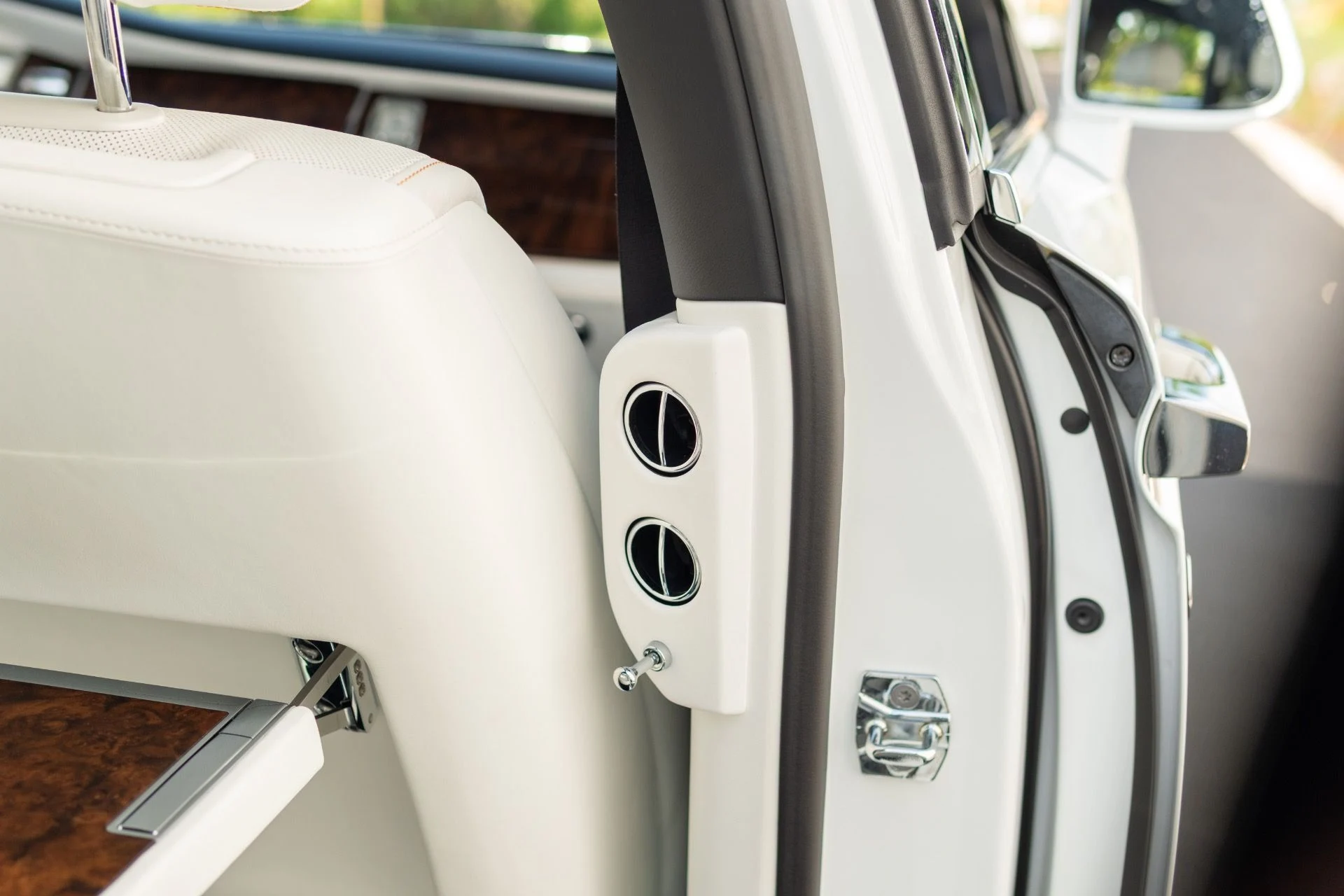 mph054_3698478011_Used_2018_Rolls_Royce_Ghost_1765824060_a05cd10516