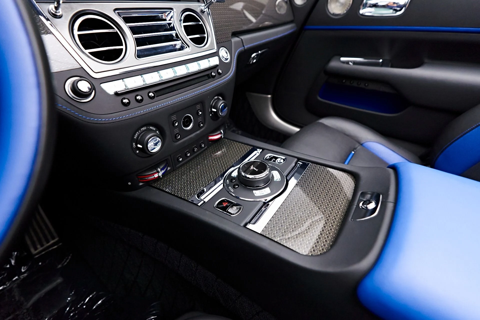 mph054_3720589072_Used_2018_Rolls_Royce_Dawn_Base_1712097649_ef22b8d91d