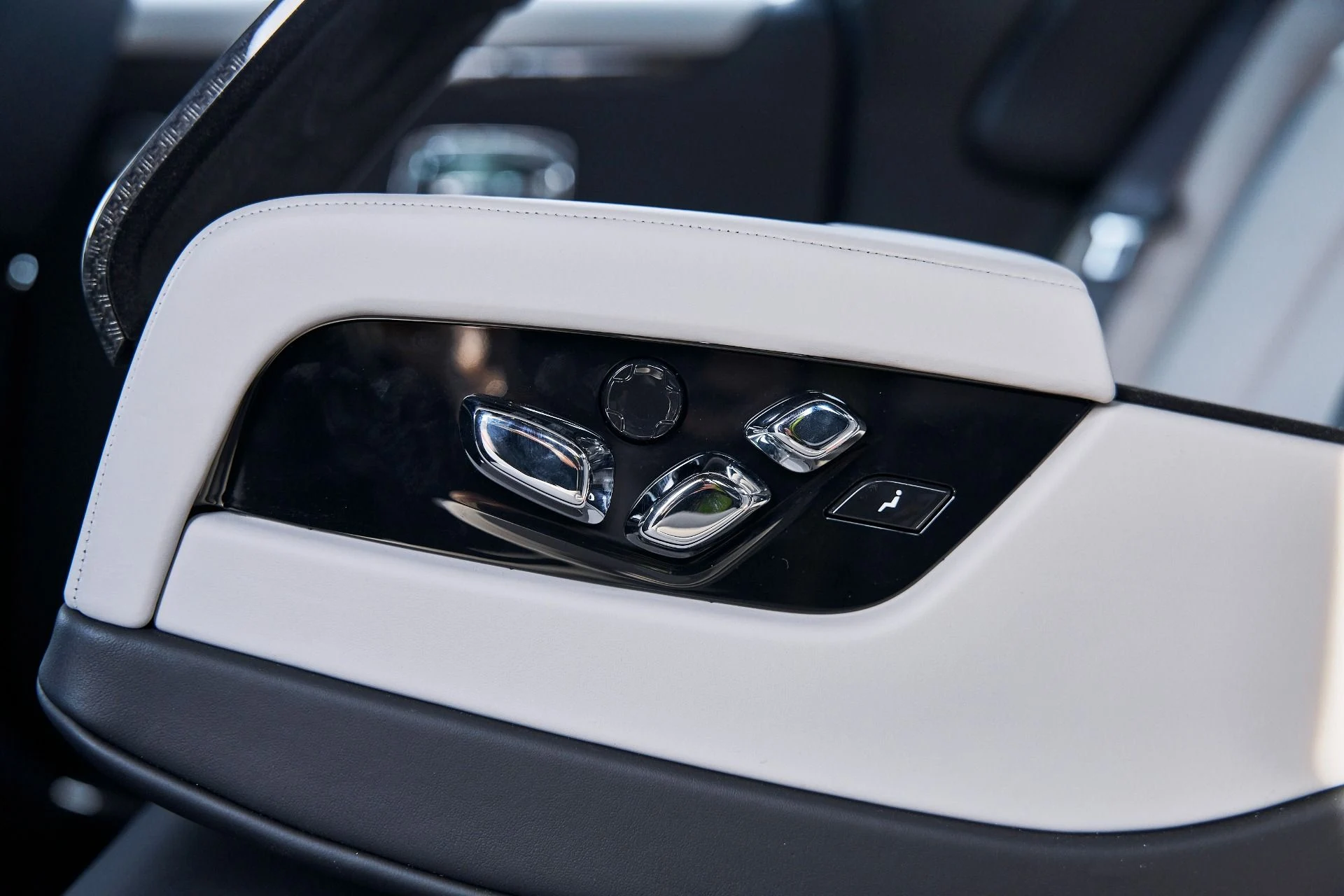 mph054_3729521978_Used_2025_Rolls_Royce_Ghost_Black_Badge_1769049552_b3159c5029