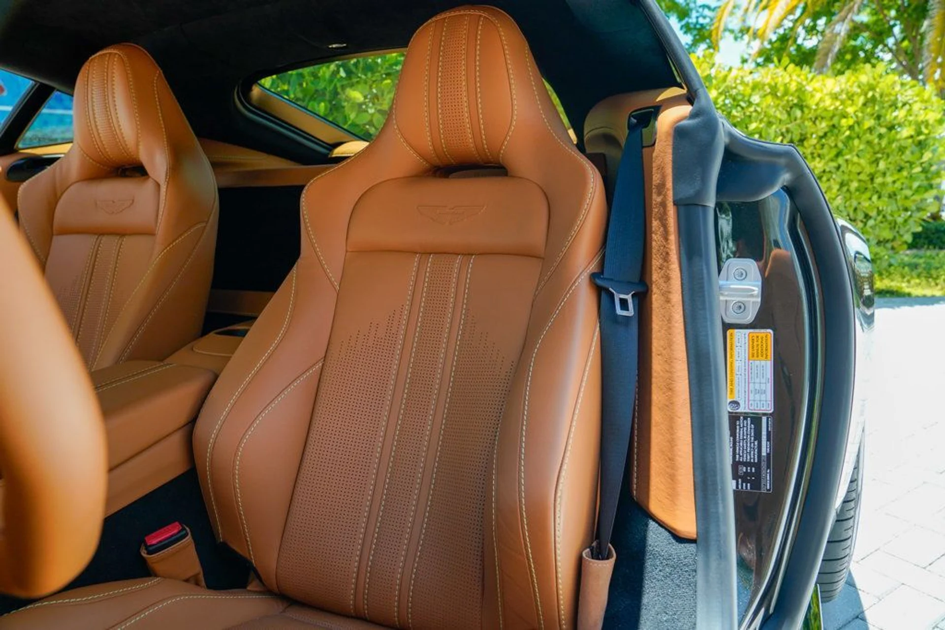 mph054_3848006512_used_2021_aston_martin_vantage_coupemanual_14354_22900621_55_1024_c6c270fa22