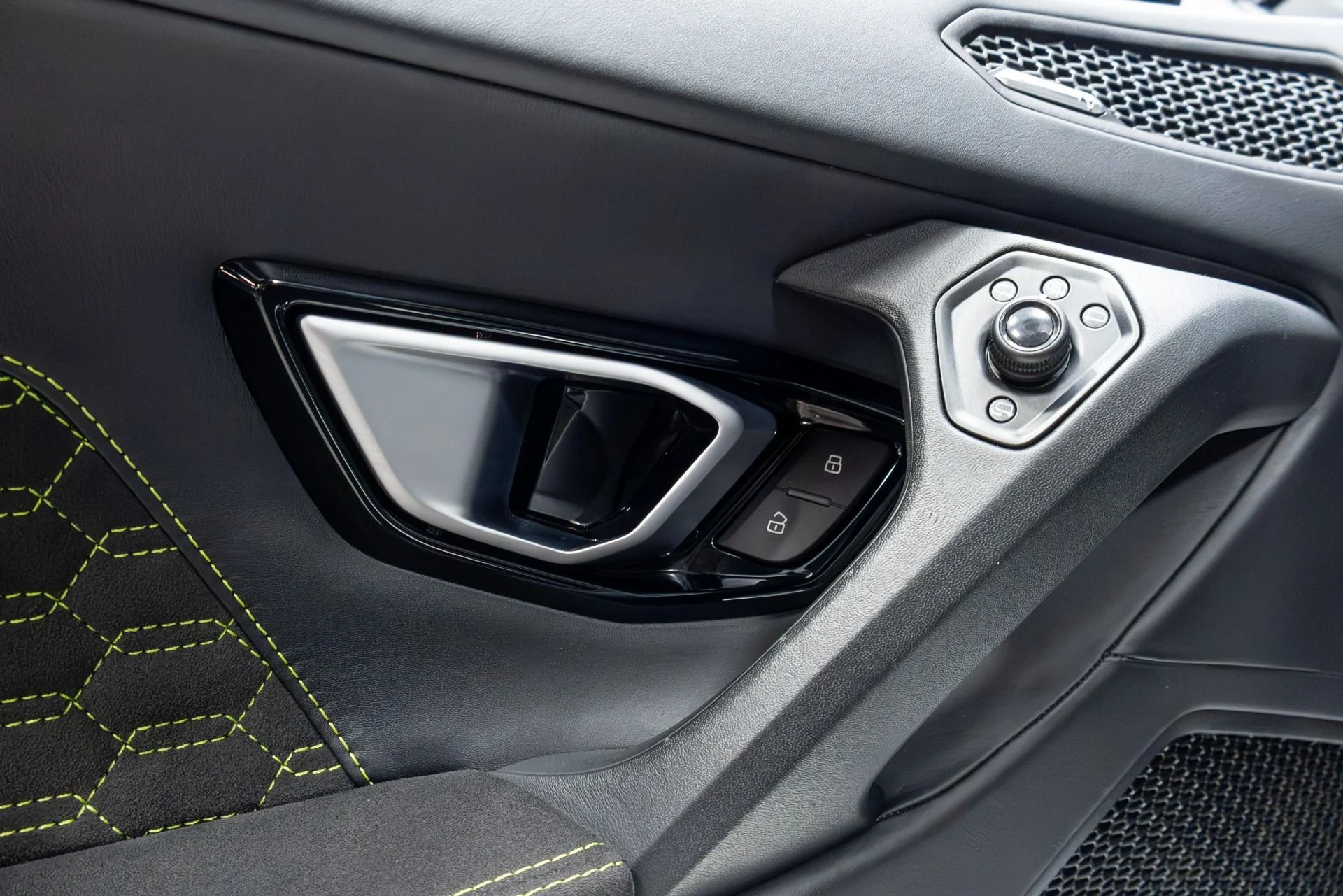 mph054_3860992632_Used_2017_Lamborghini_Huracan_1775865662_ed7878d6dd