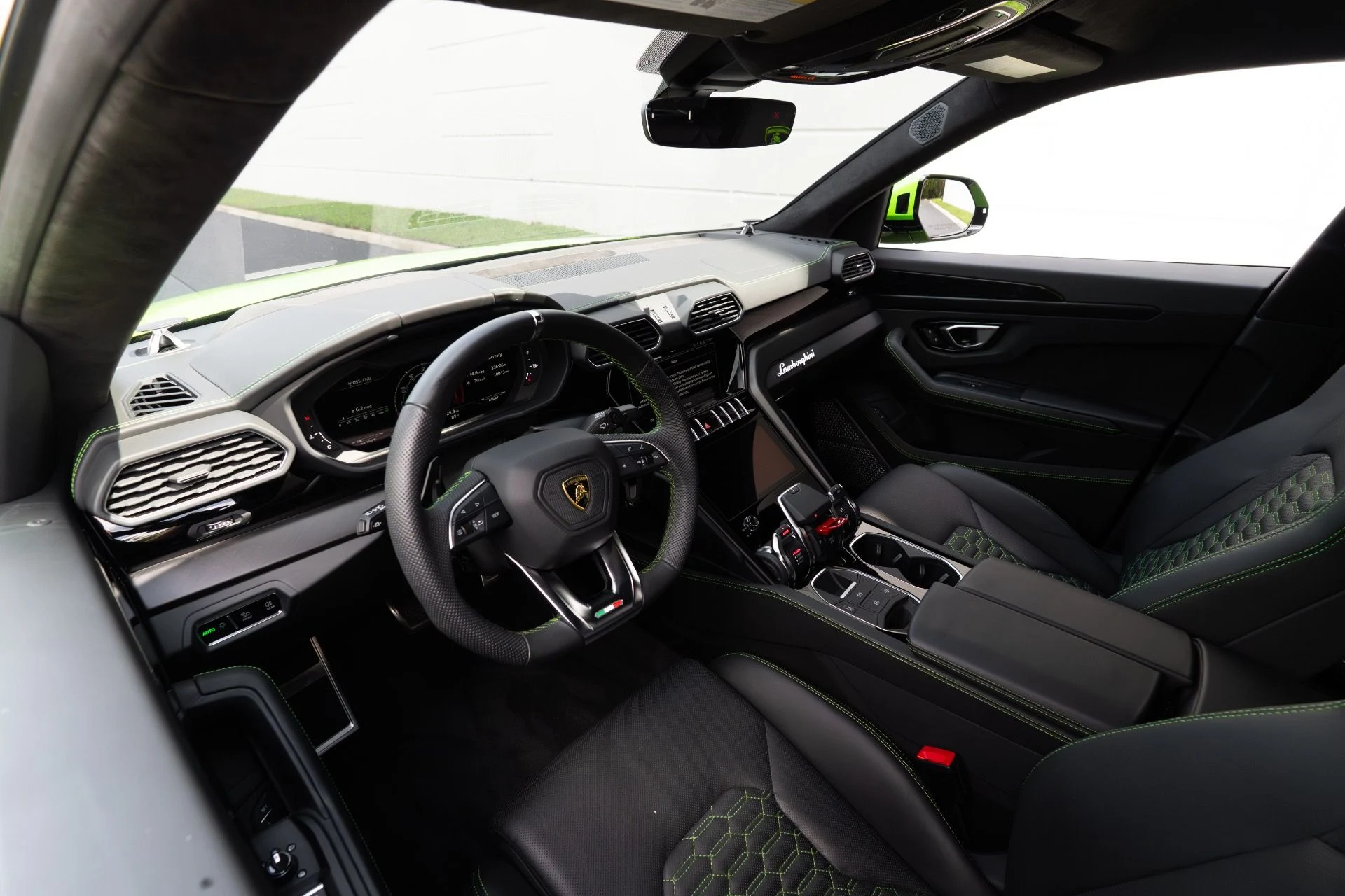 mph054_3927008849_Used_2023_Lamborghini_Urus_S_1758835388_54e8d342d8