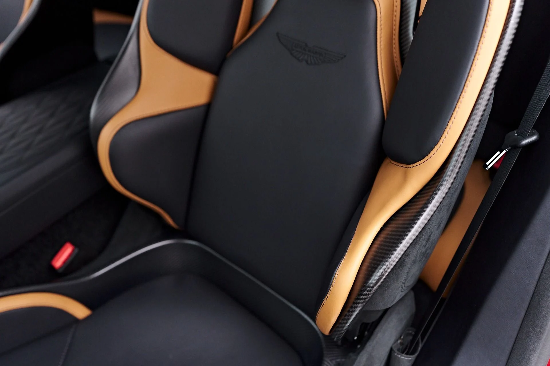 mph054_4094300389_Used_2024_Aston_Martin_DB_12_1756329442_7763e54d68