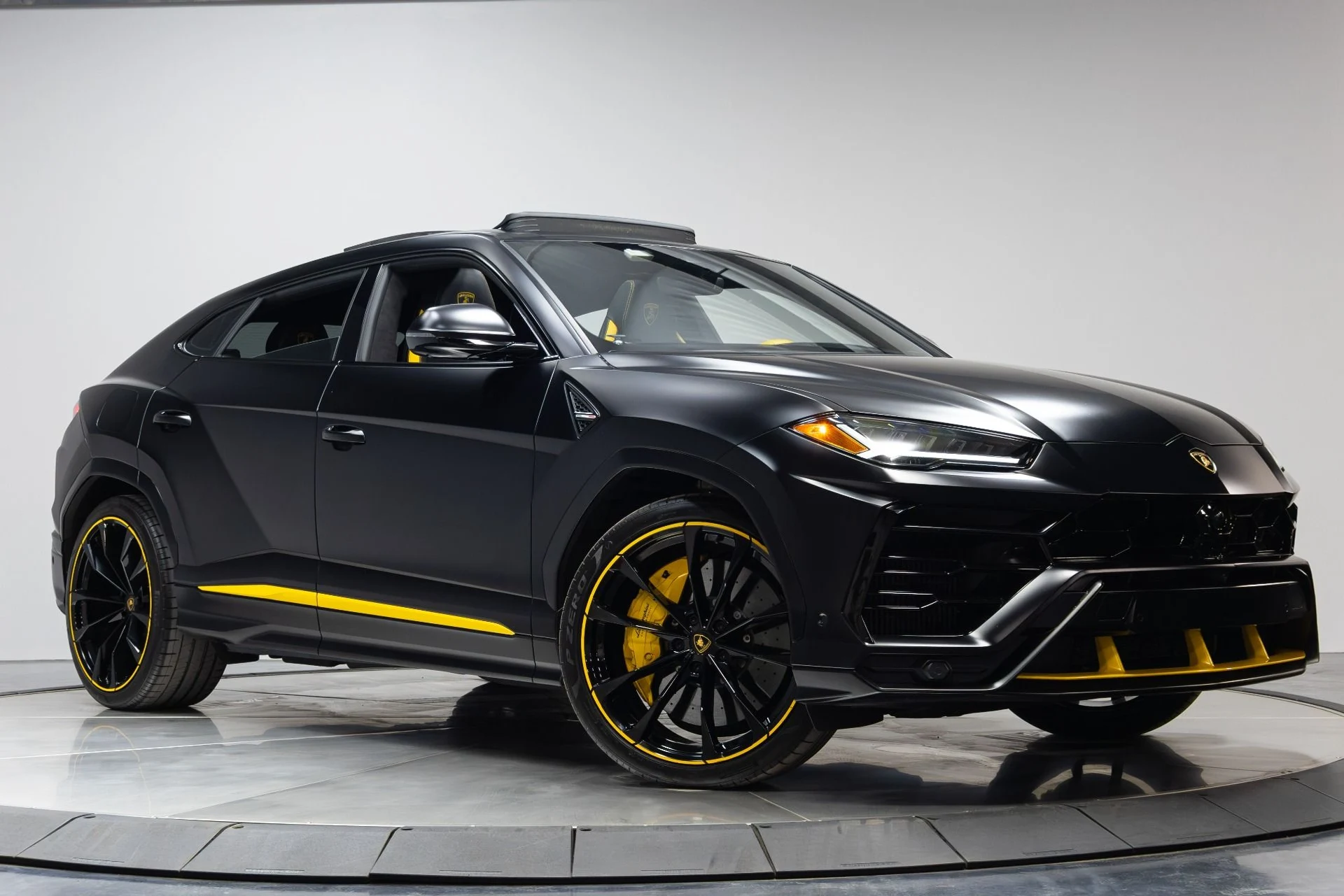 mph054_4221854354_Used_2022_Lamborghini_Urus_Graphite_Capsule_1775757245_3f6736550a