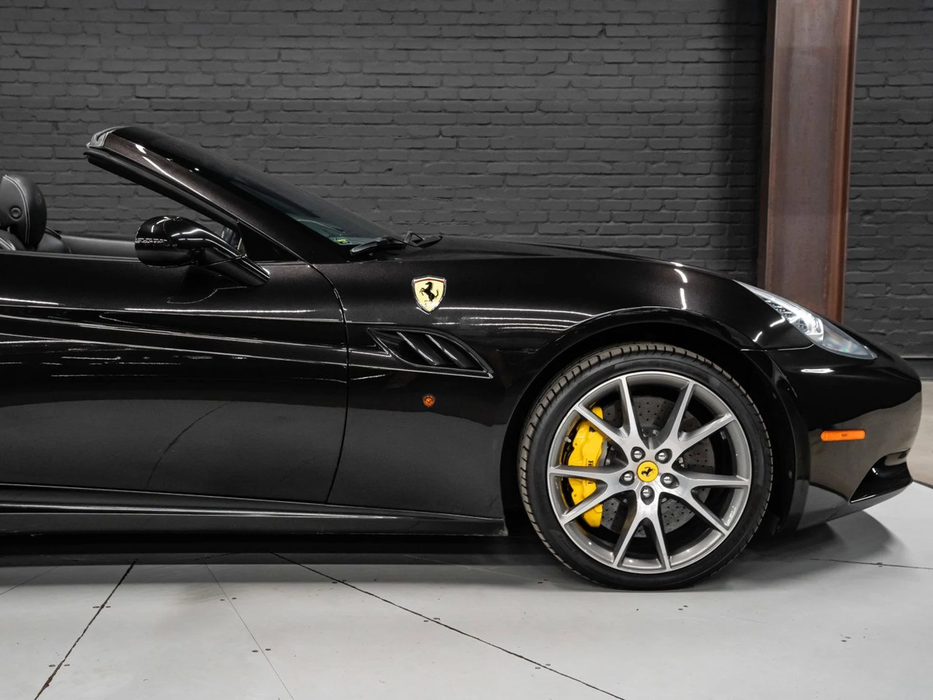 mph054_491259562_ferrari_california_2011_fa6d017d11