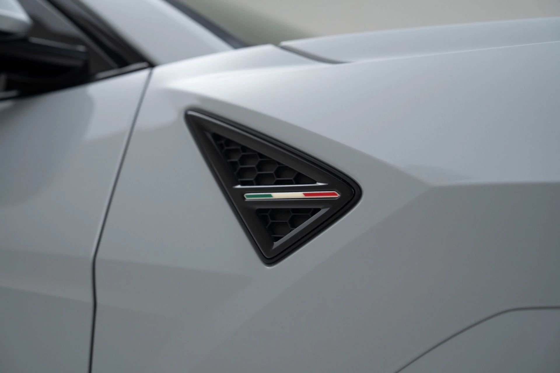 mph054_524037366_Used_2024_Lamborghini_Urus_S_1777580749_b30021a871