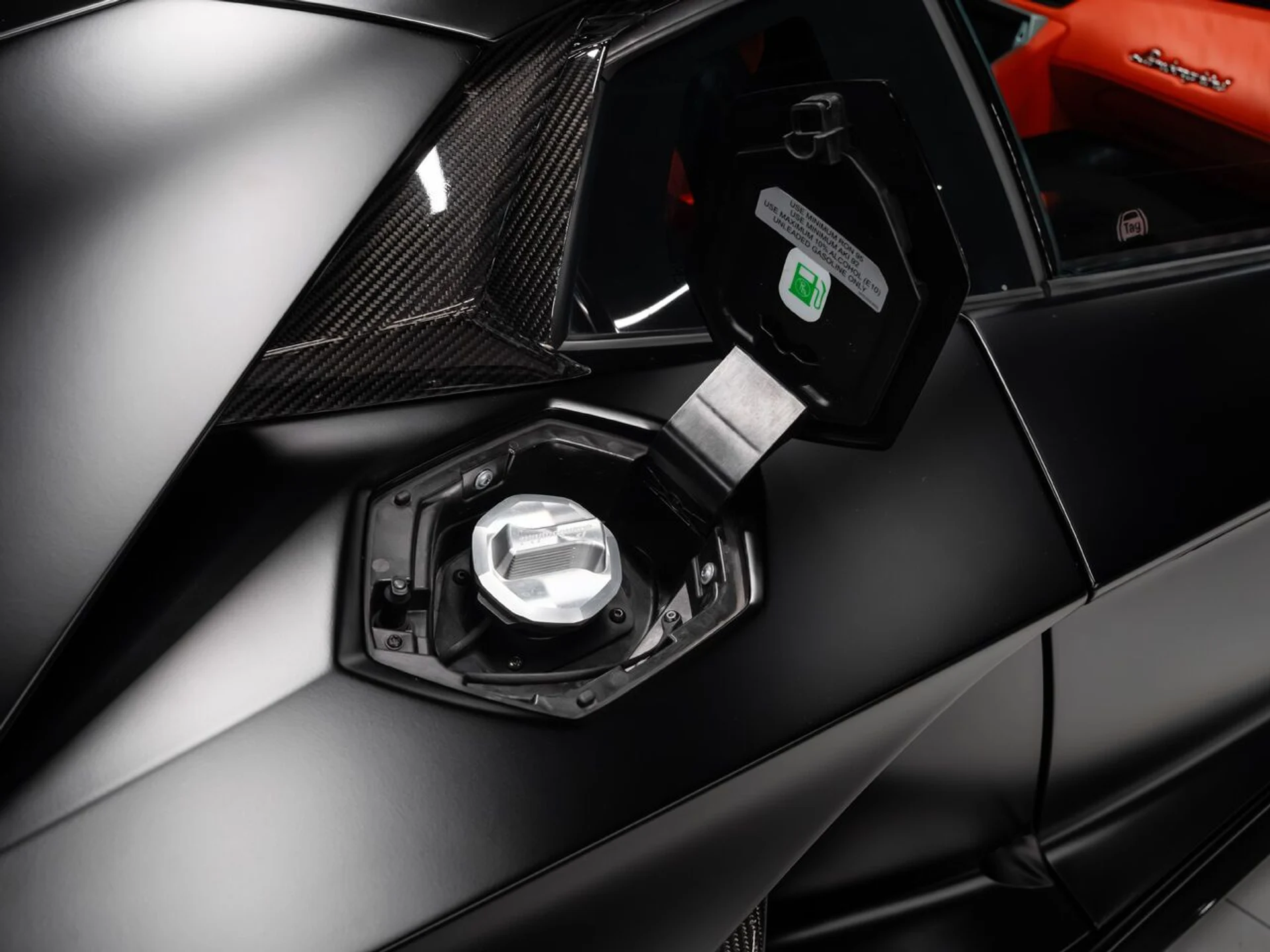mph054_526655094_lamborghini_aventador_2015_985868083c