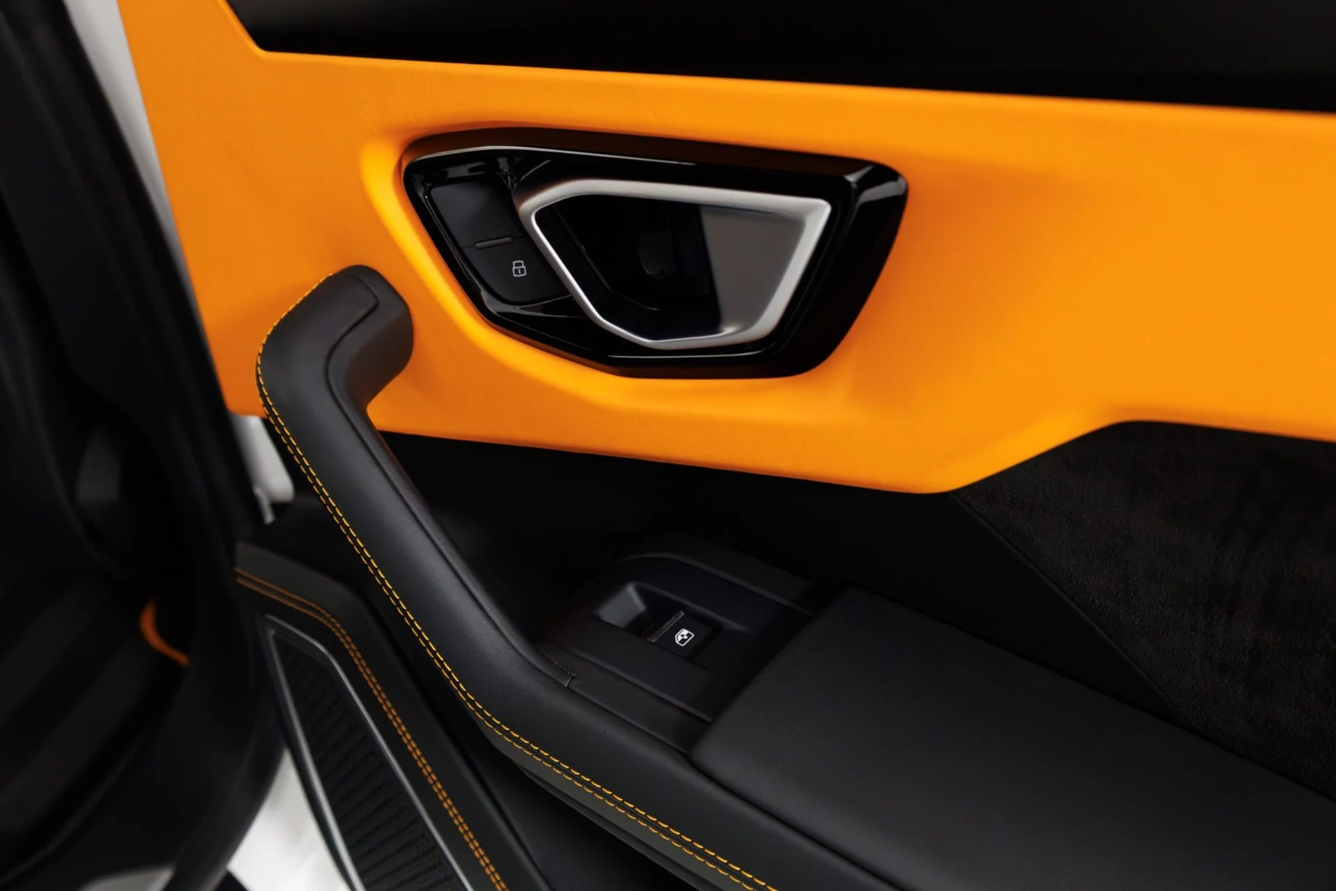 mph054_629023912_Used_2024_Lamborghini_Urus_S_1775674860_de6041d5b7