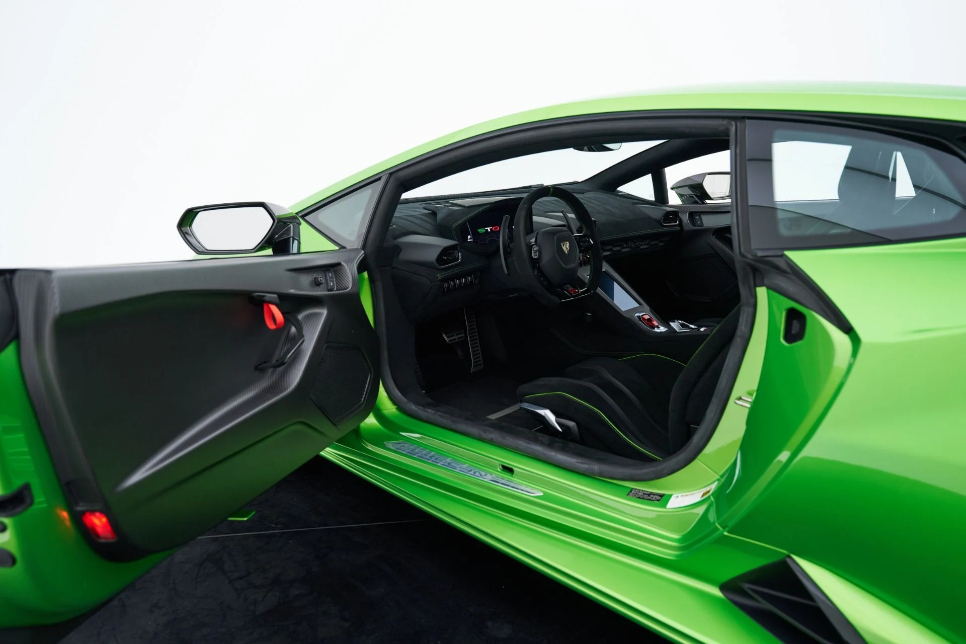 mph054_75303460_Used_2024_Lamborghini_Huracan_STO_Base_1793231468_692b89e823
