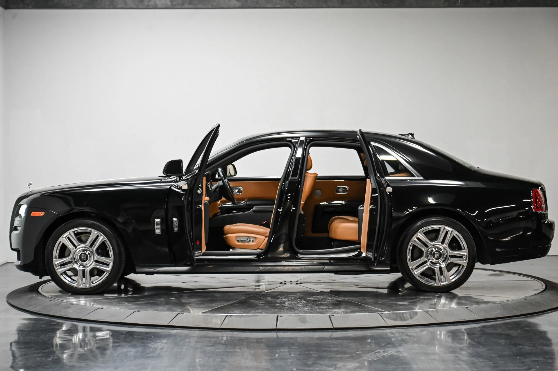 mph054_808812977_Used_2015_Rolls_Royce_Ghost_Base_1723921602_4c861e61b9