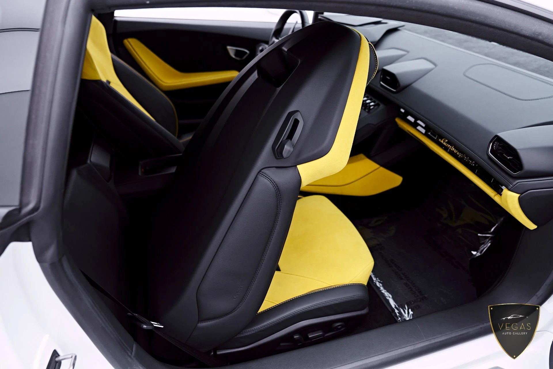 mph054_903426118_Used_2022_Lamborghini_Huracan_EVO_Base_1782344333_9a96e3e4c5