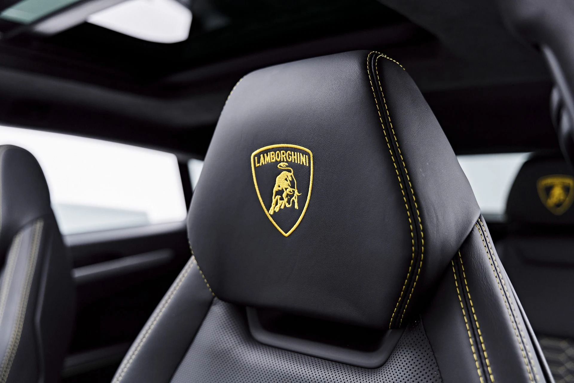 mph055_100094210_Used_2022_Lamborghini_Urus_Base_1785209815_0ad32d407e