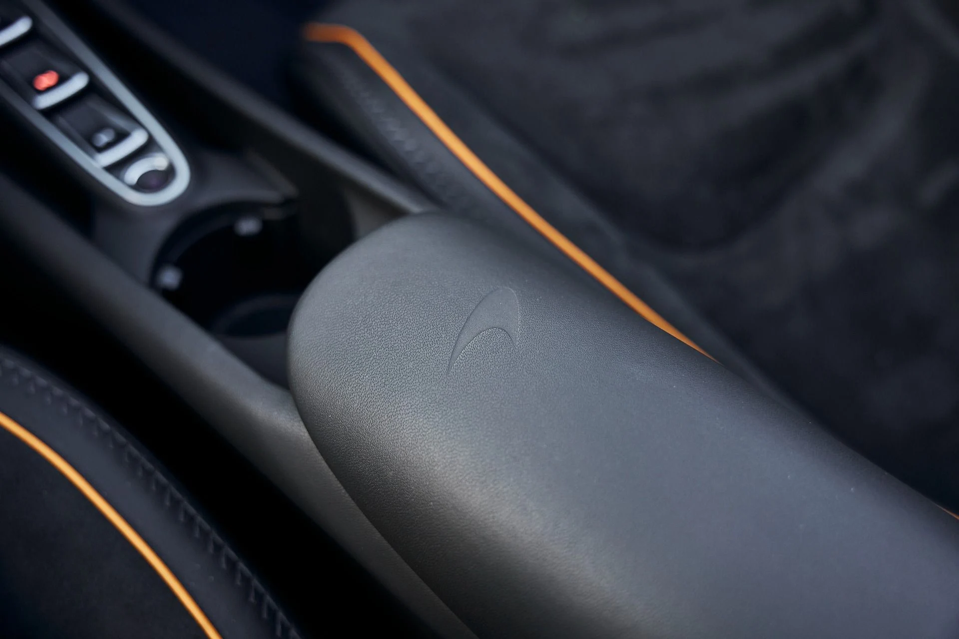 mph055_1008862178_Used_2025_Mc_Laren_Artura_1771382334_a220ccd816