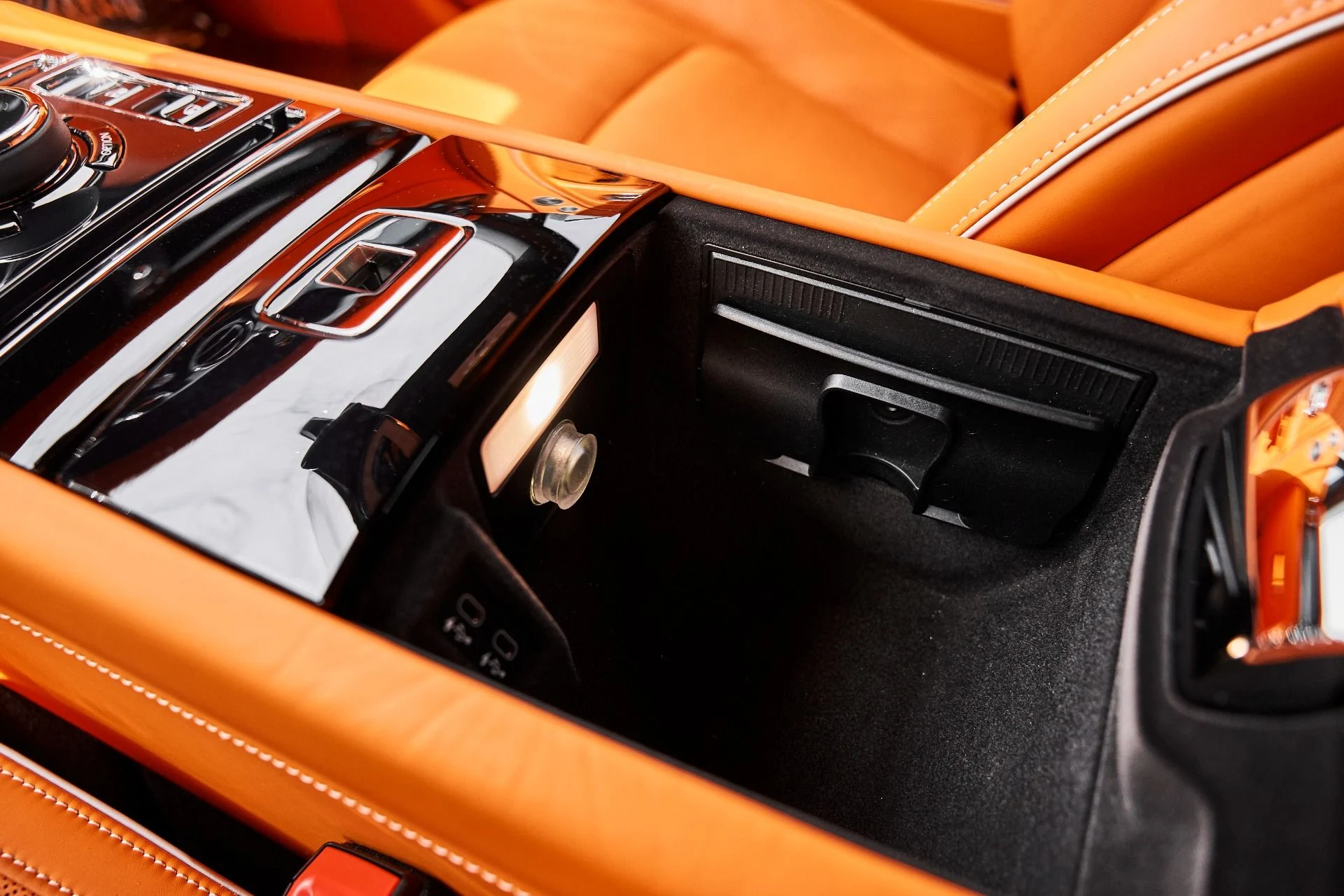 mph055_1012148456_Used_2025_Rolls_Royce_Spectre_Base_1775928287_f20ee748d1