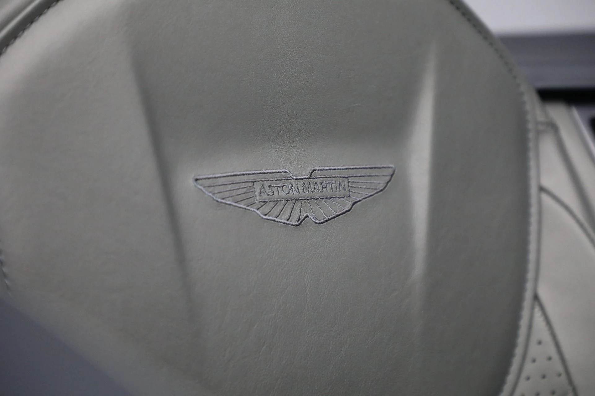 mph055_1018903809_Used_2024_Aston_Martin_DB_12_Volante_5e73129a77