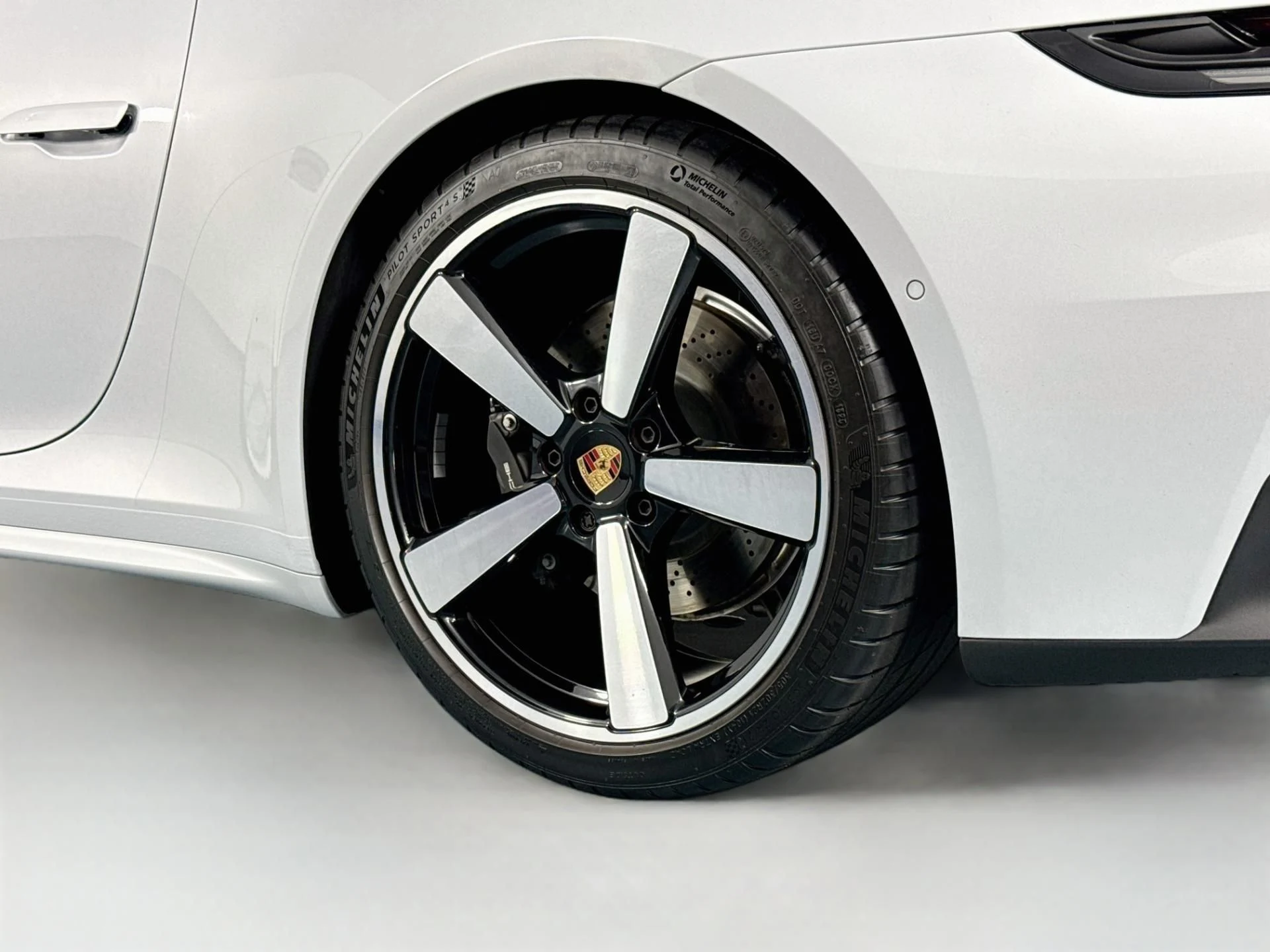 mph055_107362134_Used_2025_Porsche_911_Carrera_1792182413_364bca0f23