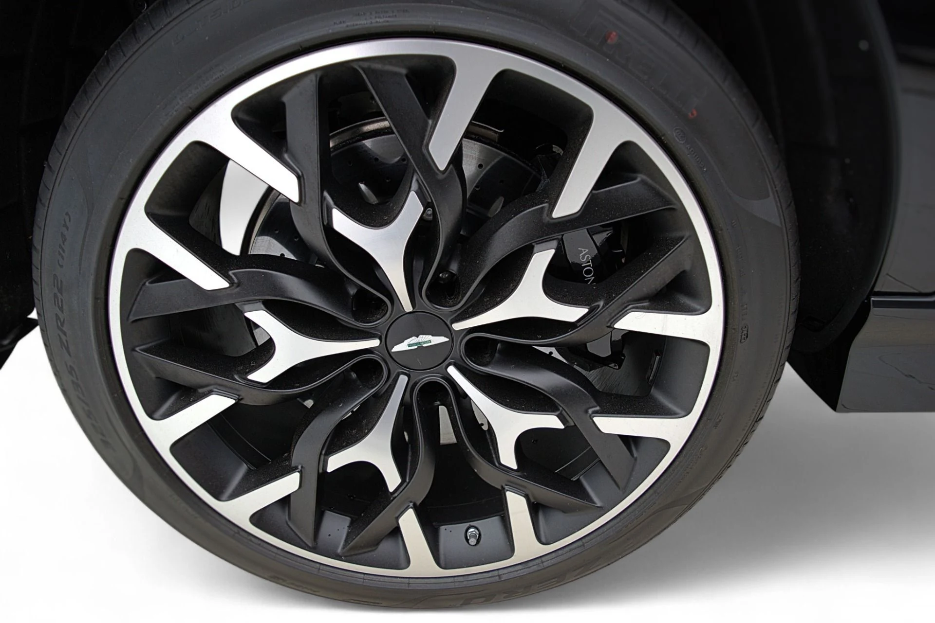 mph055_1116695091_Used_2023_Aston_Martin_DBX_707_545e430712