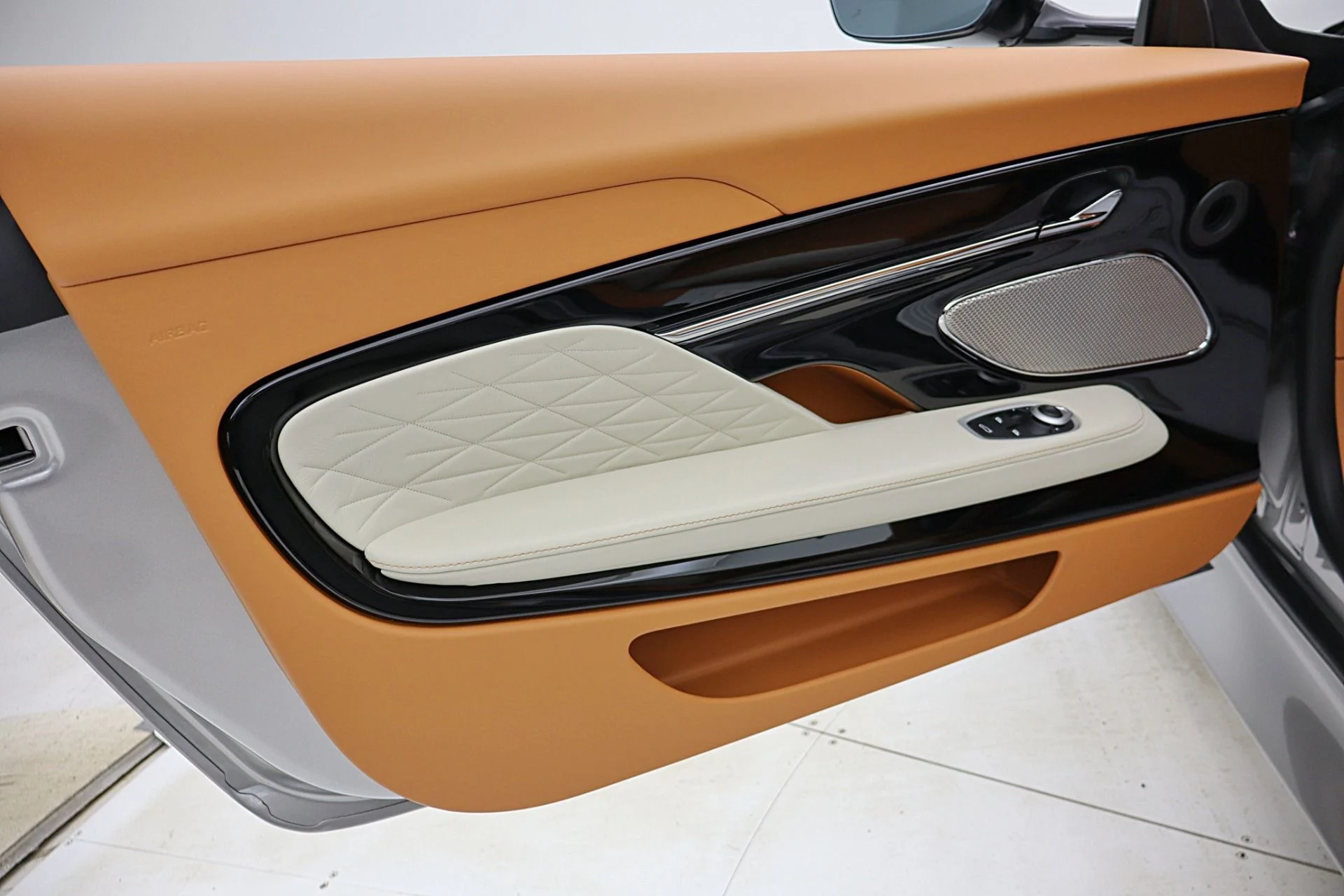 mph055_1126464991_New_2026_Aston_Martin_DB_12_Volante_8bfb1b9bf6