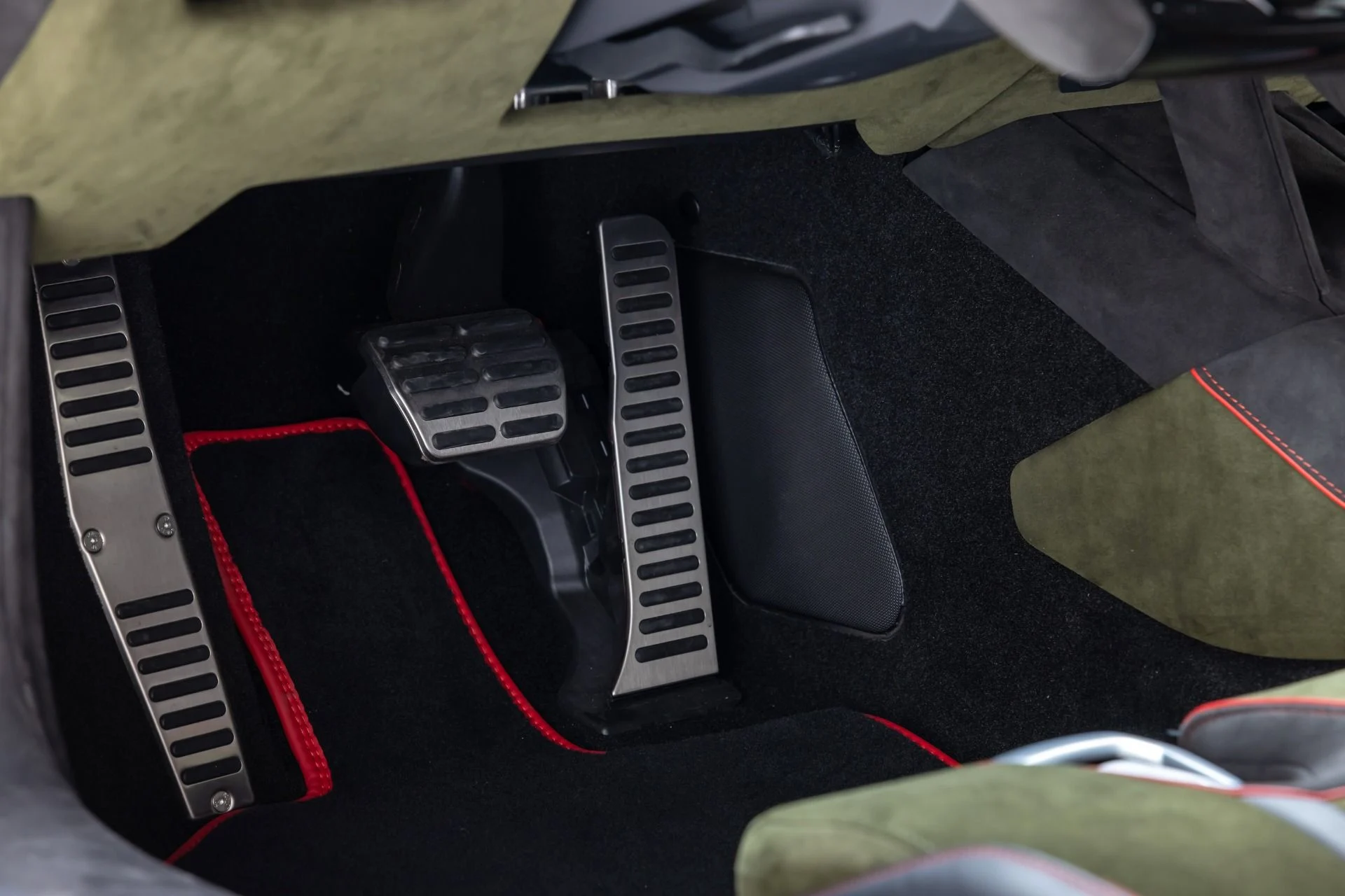 mph055_1156750844_Used_2024_Lamborghini_Huracan_Sterrato_1765391926_b53424cc25