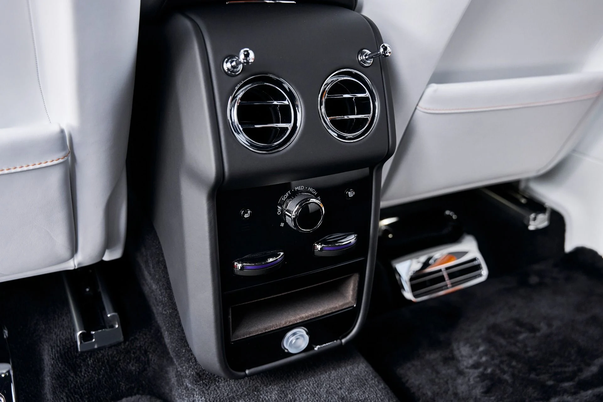 mph055_1161531277_Used_2026_Rolls_Royce_Cullinan_Base_1769135847_e6fdbe1228