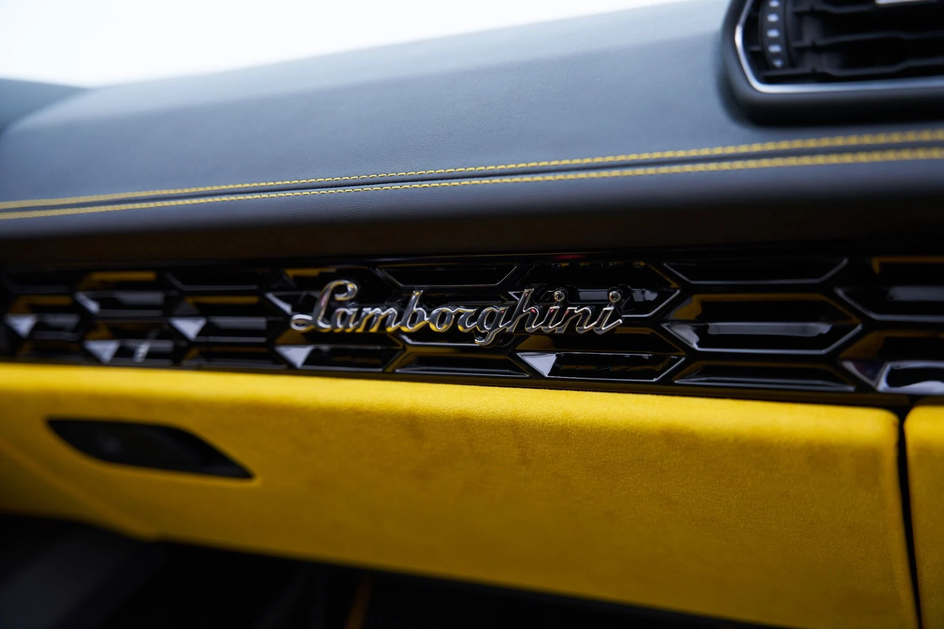 mph055_1174200883_Used_2024_Lamborghini_Huracan_1793135606_5e8a69fb3c