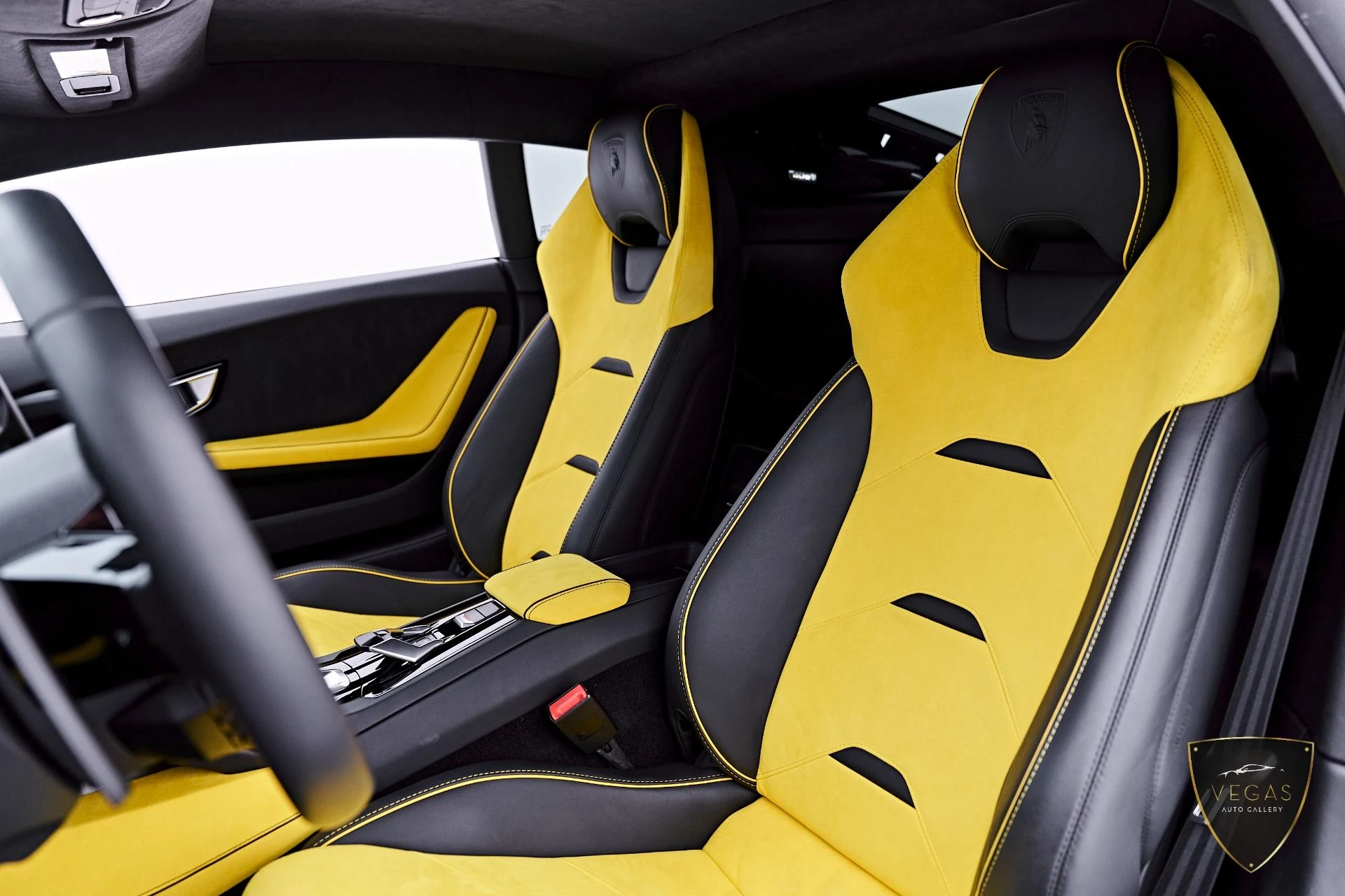 mph055_1174868903_Used_2022_Lamborghini_Huracan_EVO_Base_1782344335_2fdfb6b20d