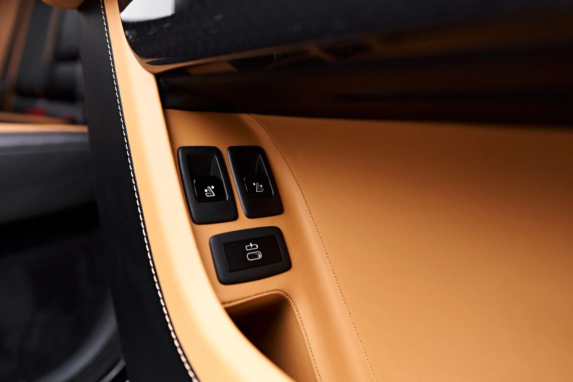 mph055_1229726179_Used_2022_Rolls_Royce_Cullinan_Base_1679686724_964d7c4079