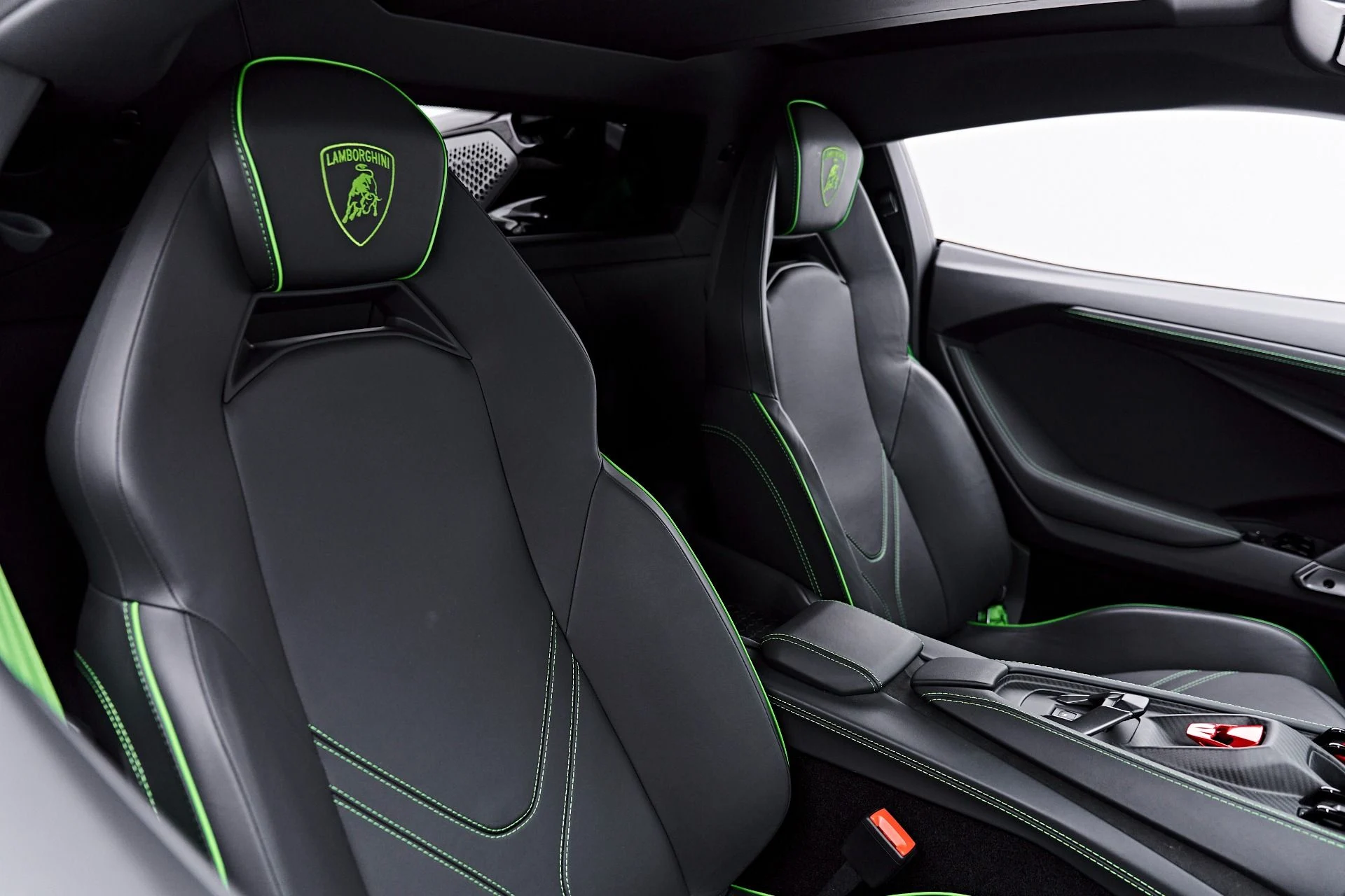 mph055_1335505422_Used_2024_Lamborghini_Revuelto_Base_1788040996_5649d44517
