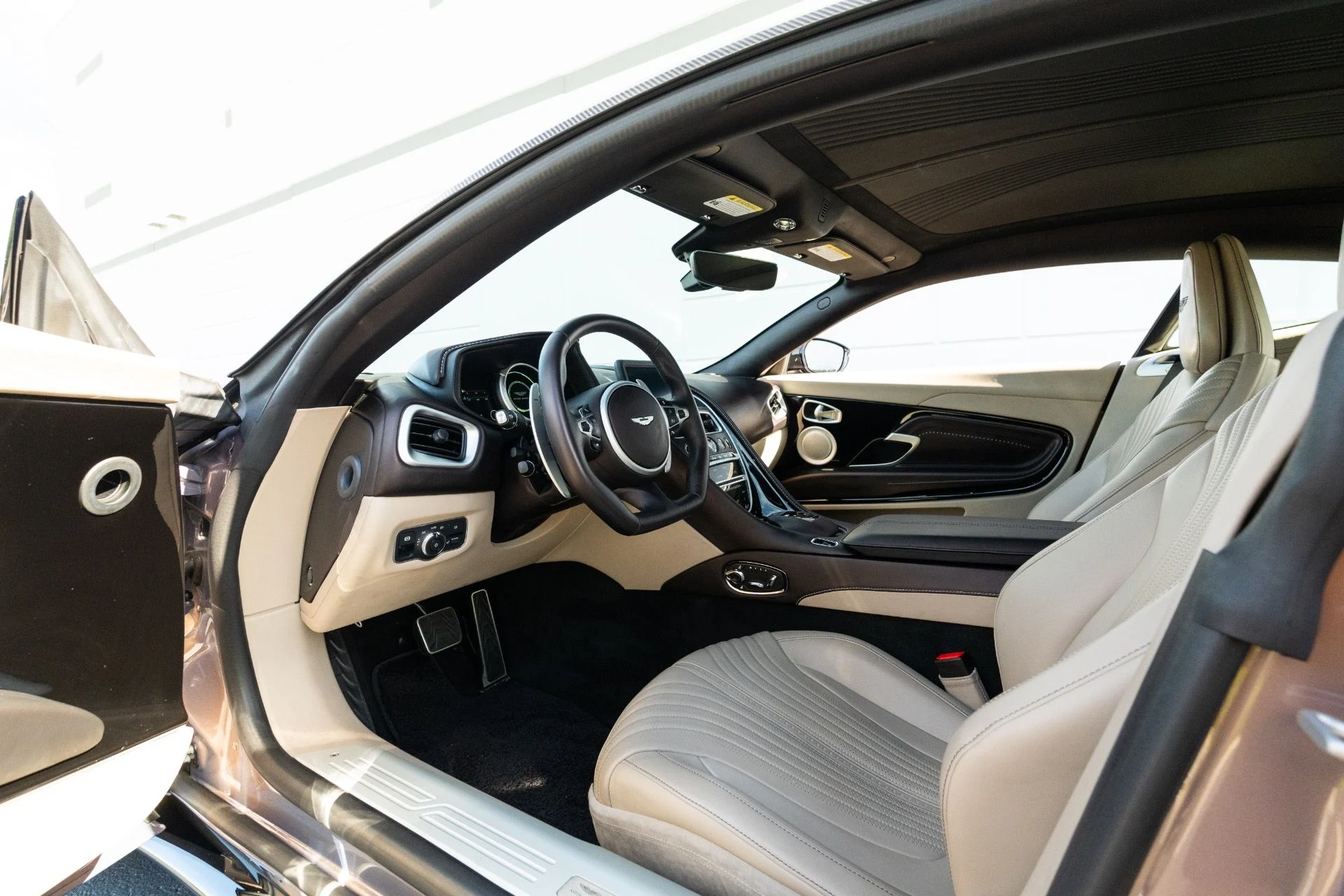 mph055_134395932_Used_2023_Aston_Martin_DB_11_V8_1765580220_edabd1e5c4