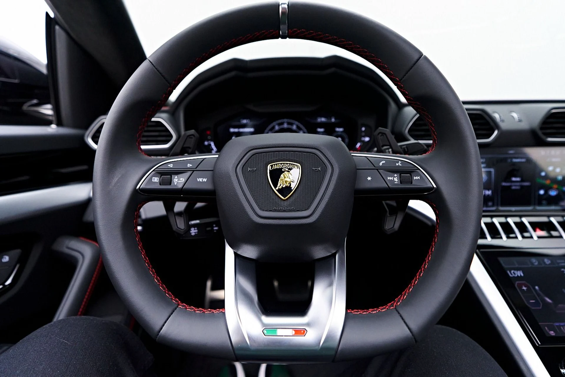 mph055_1348701962_Used_2024_Lamborghini_Urus_S_1745715610_348f2d73d6