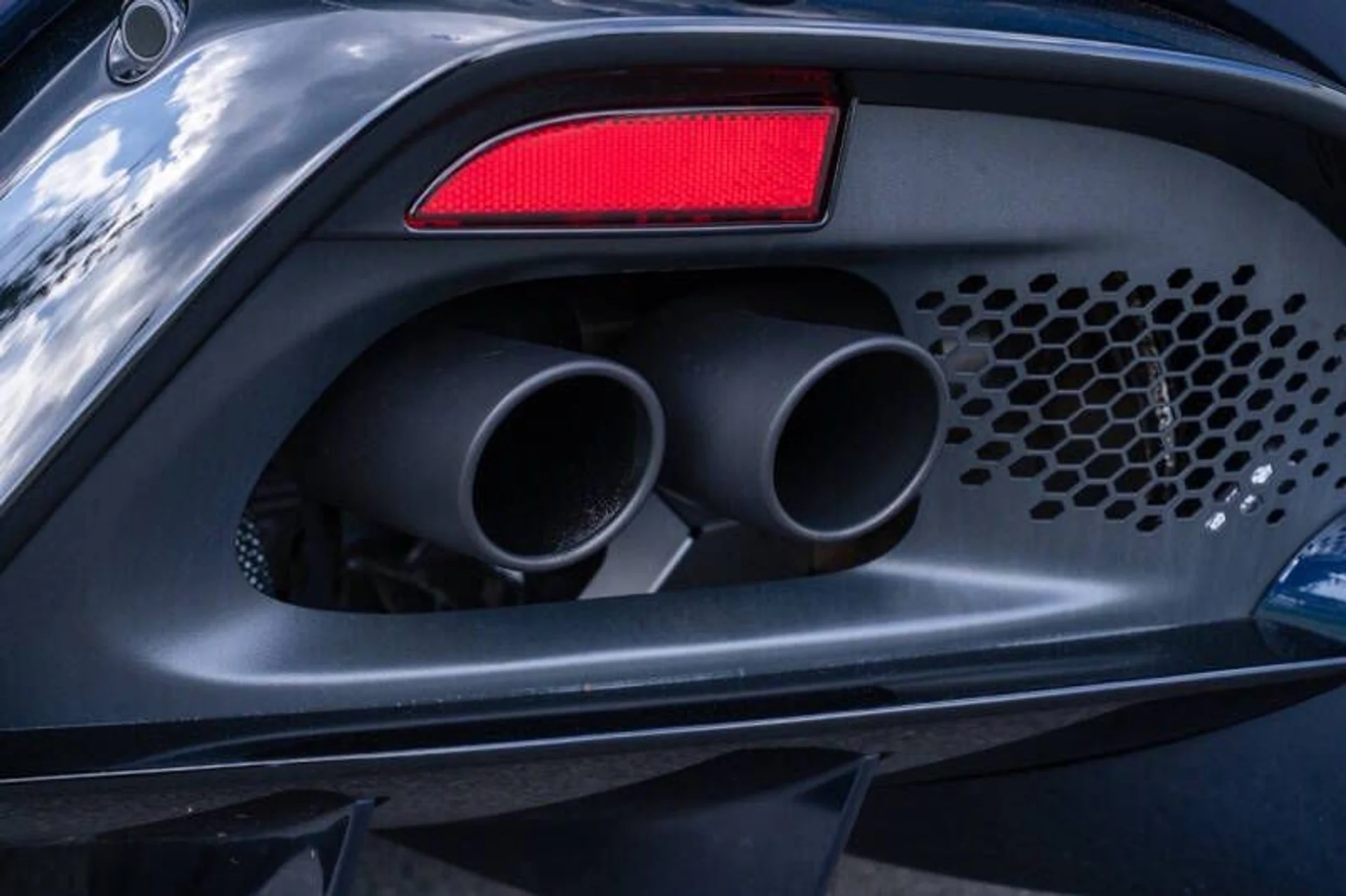 mph055_1556605450_2020_aston_martin_vantage_base_2dr_coupe_af67817986