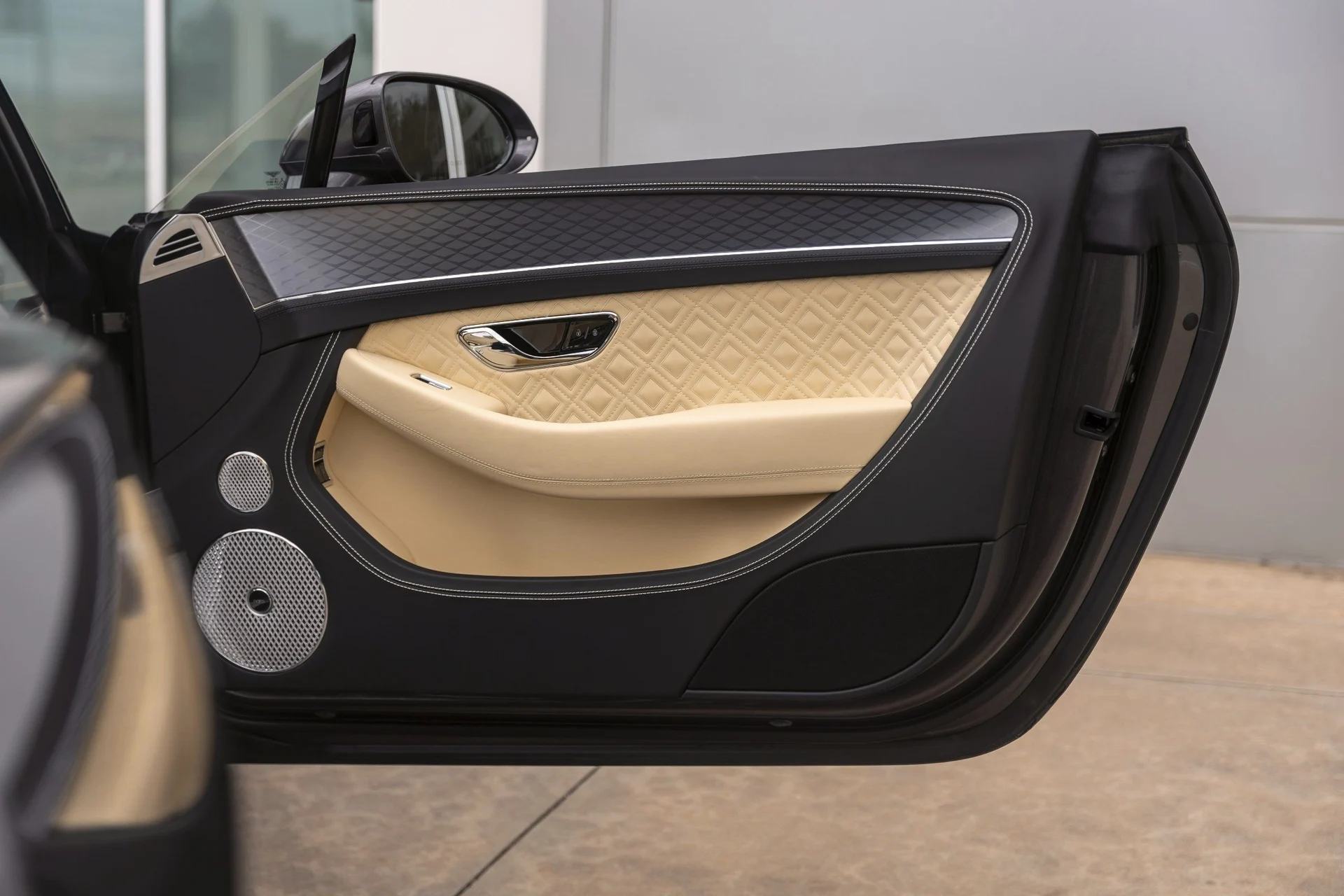mph055_1681243059_Hi_Tech_Luxury_Imports_LLC_SCBDG_4_ZGXRC_016161_image_55_998ff28868